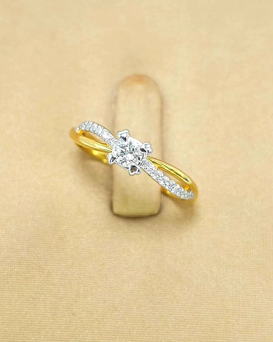 แหวนทองคำ 18K เพชรเกสร 13 ตัง 1 เม็ด 0.5 ตัง 18 เม็ด รวม 22 ตัง น้ำ 97-98 ความสะอาด vvs-vs ไซส์ 49 น้ำหนัก 1.75 กรัม ราคา 7500.-(Net)