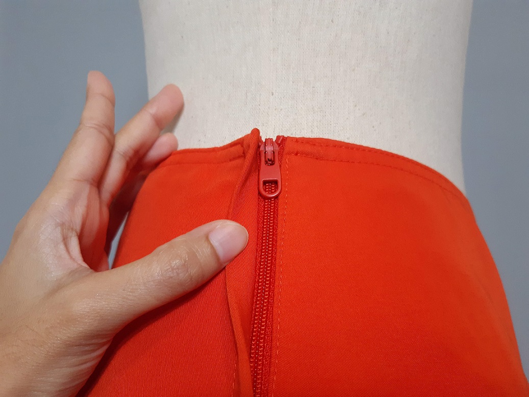 กระโปรงบานสีส้ม แบรนด์ UNIQLO