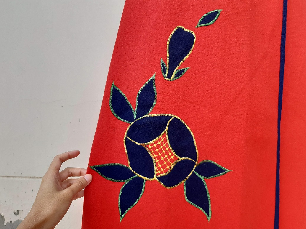 🔥 SALE 50% 🔥 กระโปรงวินเทจทรงป้ายข้างสีแดงลายดอกไม้ (Vintage skirt 70s Pattern)