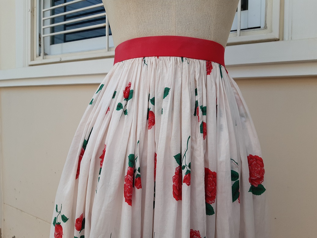 กระโปรงบานสีแดงลายดอกกุหลาบ