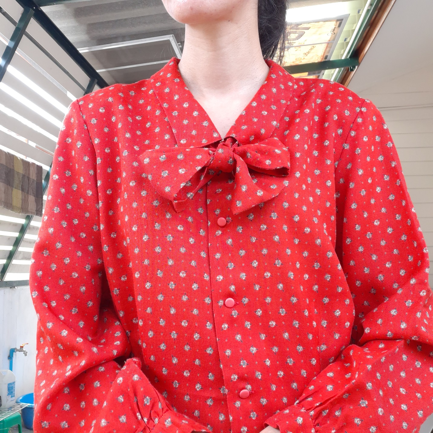 เสื้อเชิ้ตแขนยาวสีแดงแสด