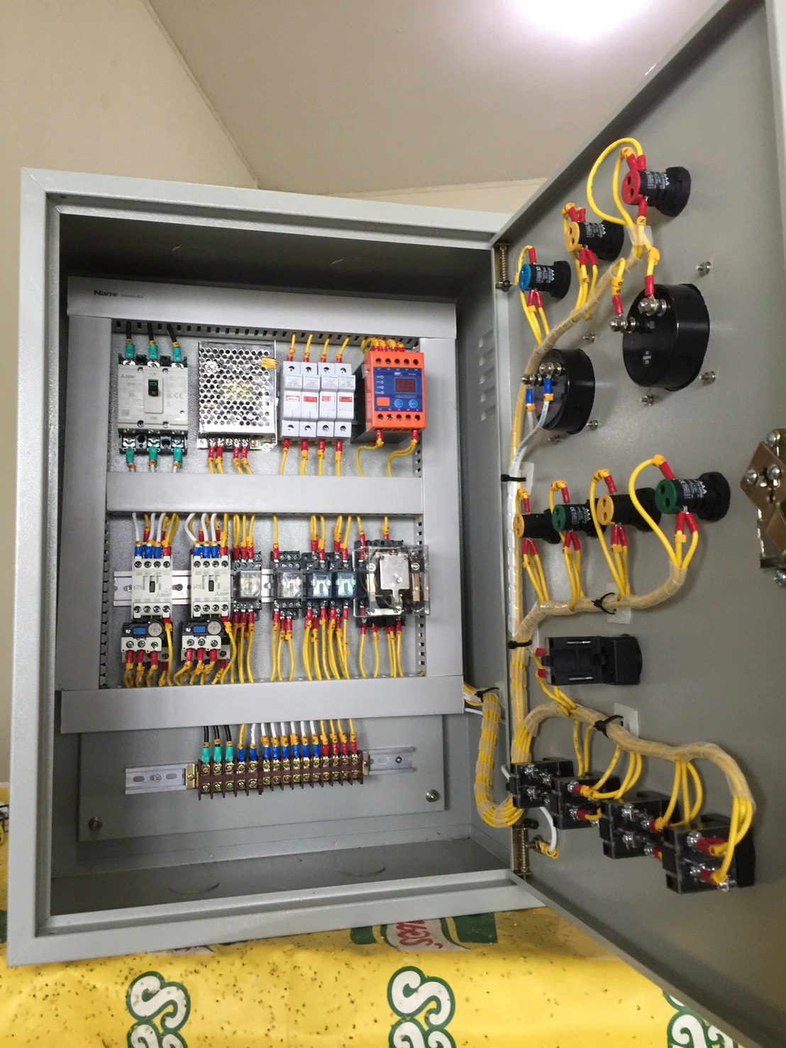 ตู้ควบคุมปั๊มน้ำไ 5-7.5 Hp380vสลับกันทำงานใช้กับลูกลอยไฟฟ้า 24Vdc
