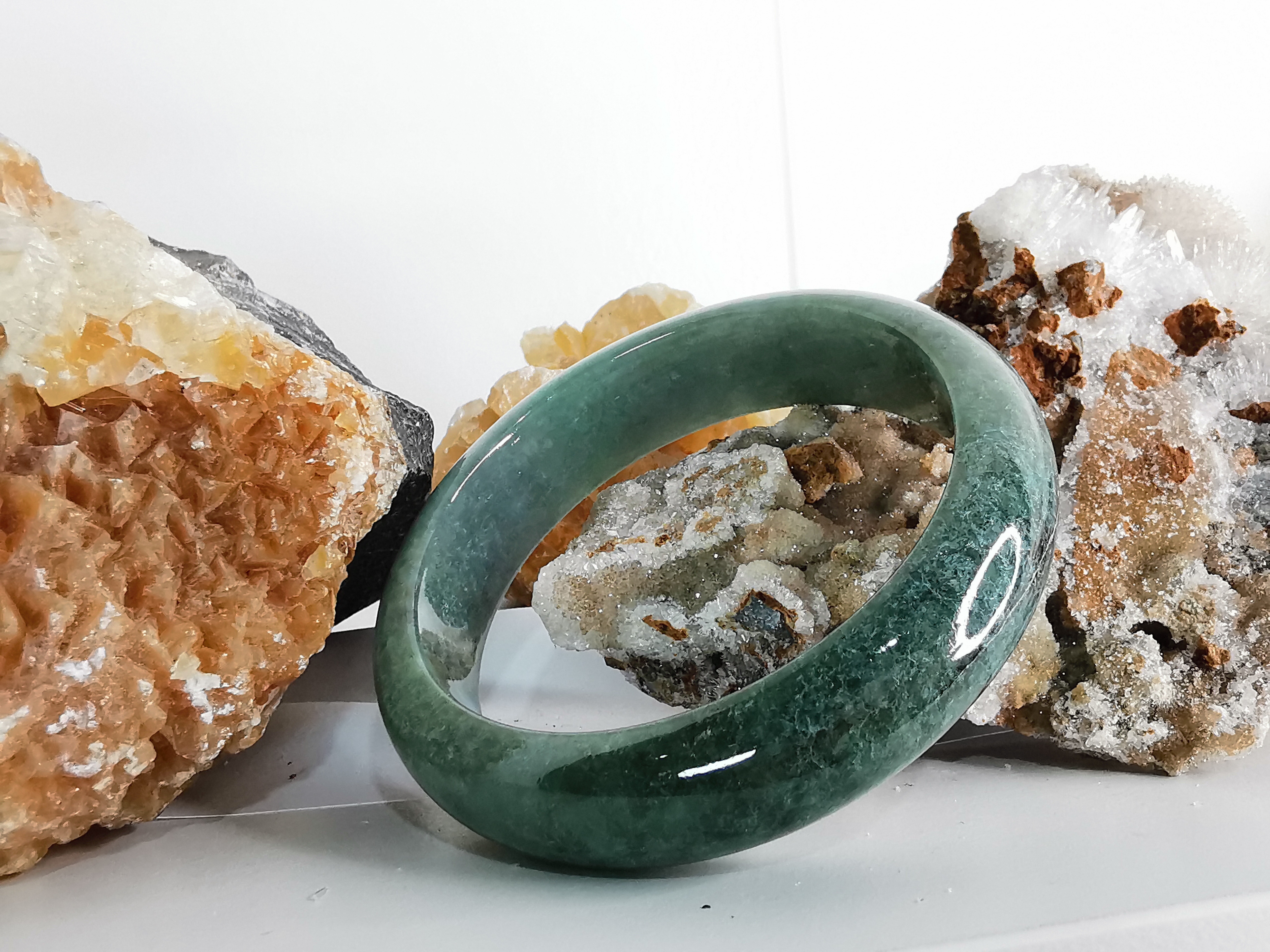 Green Bangle กำไลหยกเจไดต์แท้ Diameter/ เส้นผ่านศูนย์กลางด้านใน 55 mm.