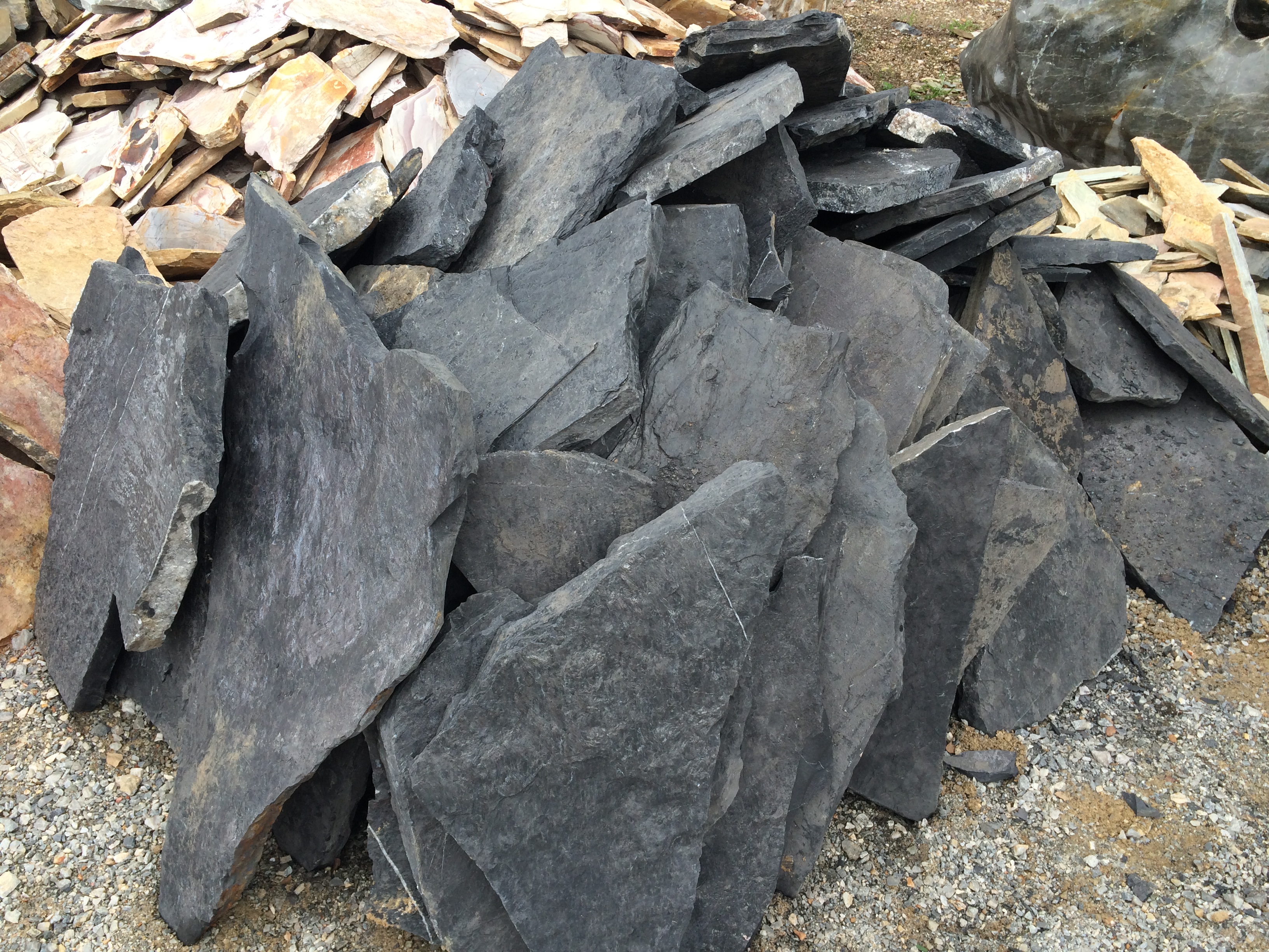 หินแผ่นสีดำ