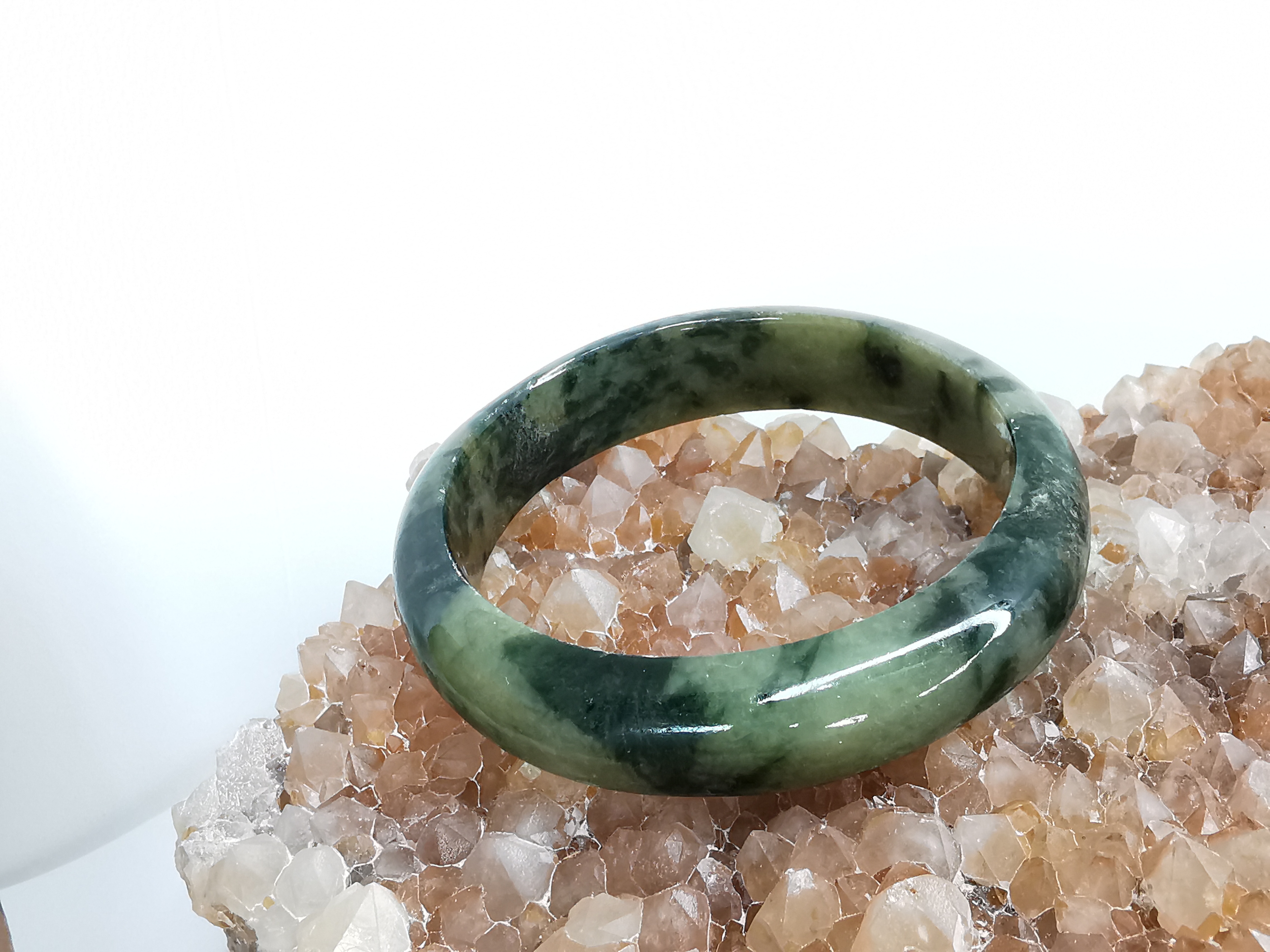 Green Jade Bangle กำไลหยกเจไดต์แท้ Diameter/ เส้นผ่านศูนย์กลางด้านใน 59 mm.
