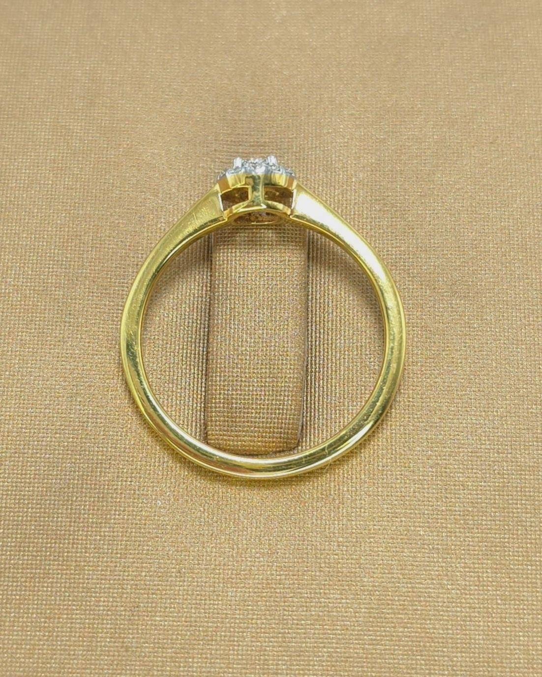 🚫ปิดการขาย(SoIdOut)🚫แหวนทองคำ 18K ประดับเพชรเกสร 12 ตัง 1 เม็ด 0.8 ตัง 12 เม็ด รวม 21.6 ตัง น้ำ 96-98 ความสะอาด vvs ไซส์ 51 หน้ากว้าง 5.5 มิล น้ำหนัก 2.45 กรัม ราคา 7,300.-(Net)