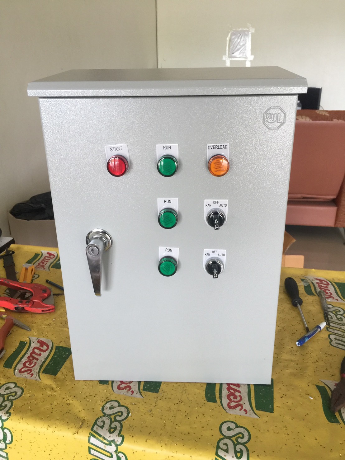 ตู้ควบคุมโซลินอยด์วาล์ว 220 v 2 โซน ตั้งเวลาการทำงาน + ปั๊มน้ำ 2 hp ( เพิ่มป้องกันไฟตกได้ )