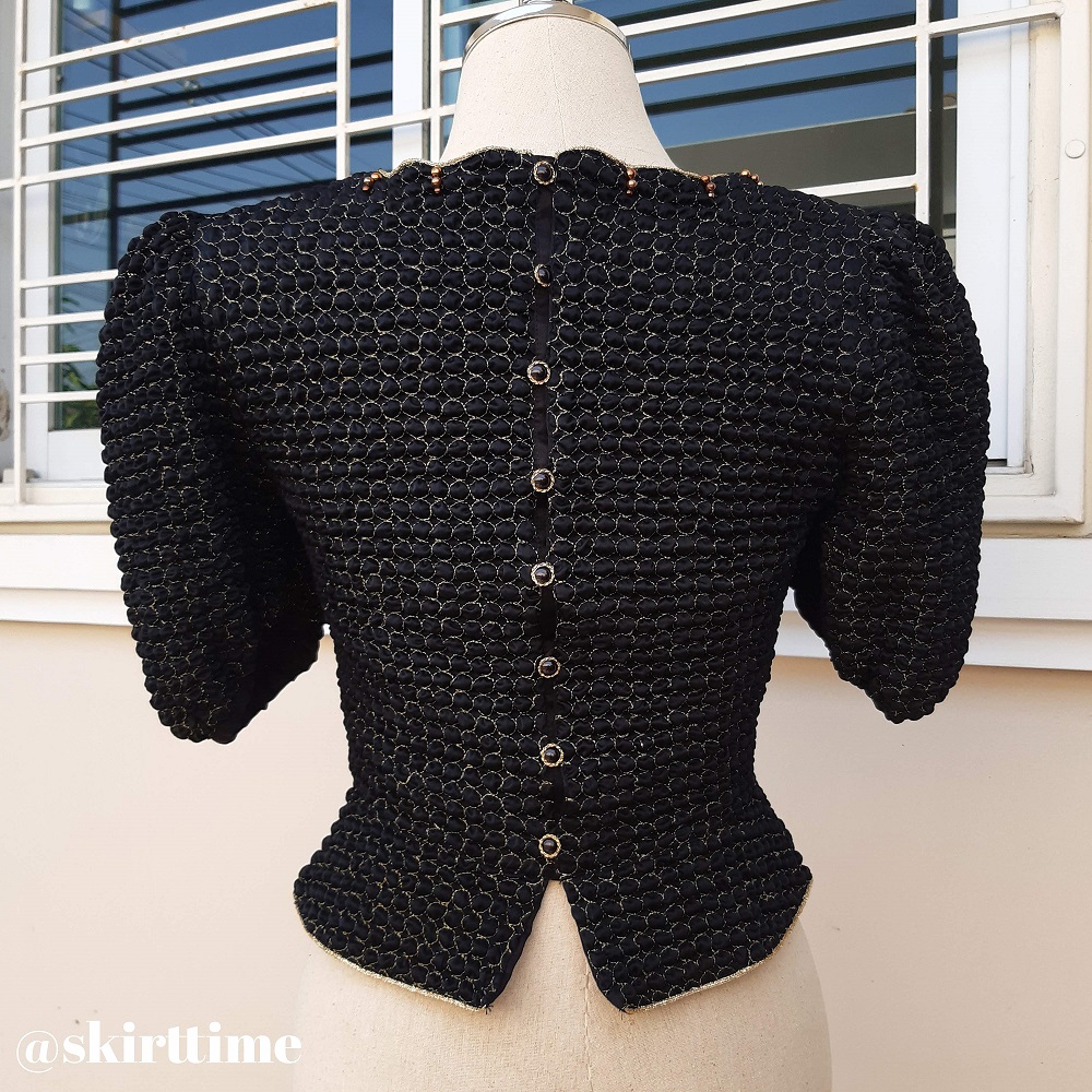 เสื้อแขนพองสีดำ เดินด้ายสีทอง ใส่ออกงาน