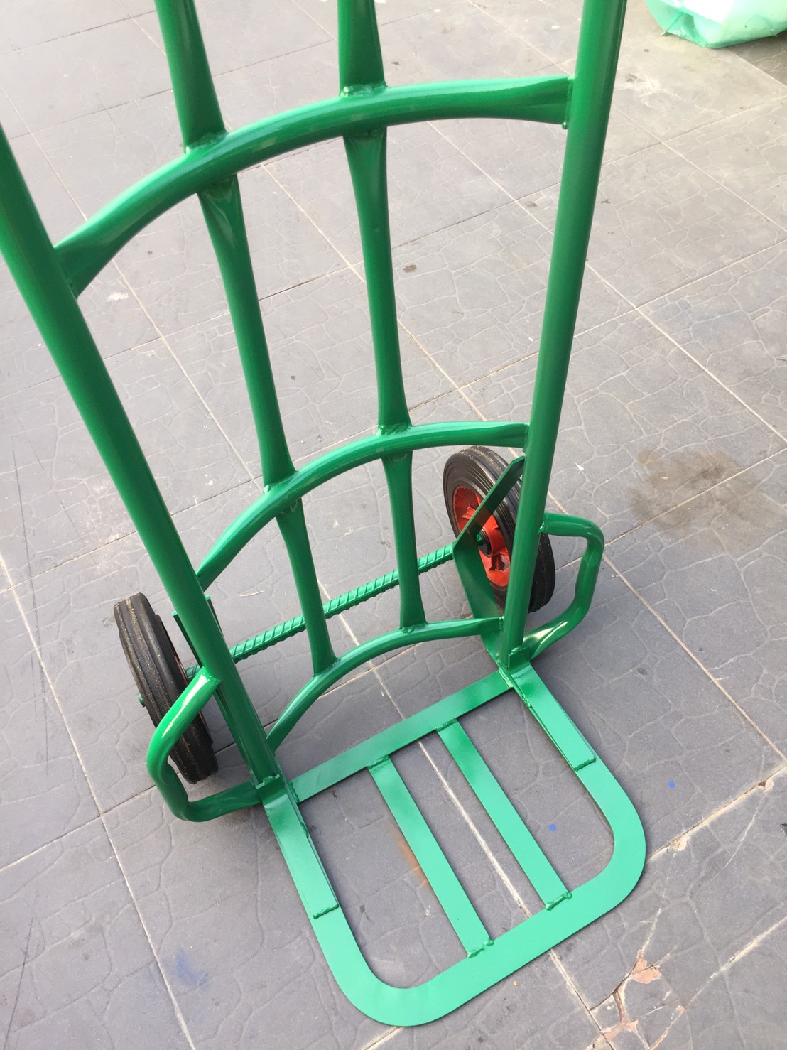 รถเข็นเหล็ก 2ล้อฐานโค้ง ล้อแม็กซ์ ยางตัน (เข็นน้ำ เข็นของ สัมภาระ)-สีเขียว