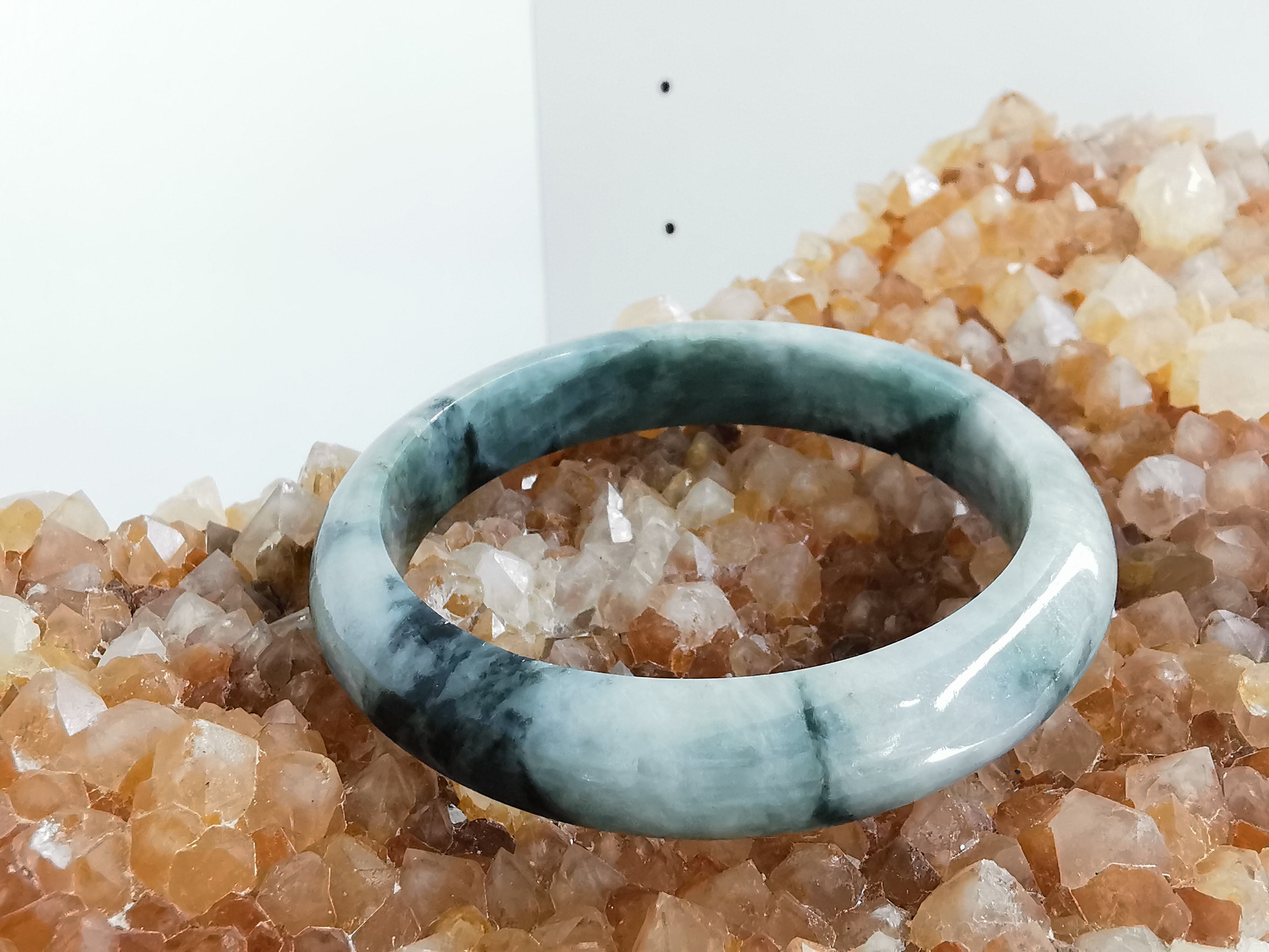 Green White Bangle กำไลหยกเจไดต์แท้ Diameter/ เส้นผ่านศูนย์กลางด้านใน 56 mm.