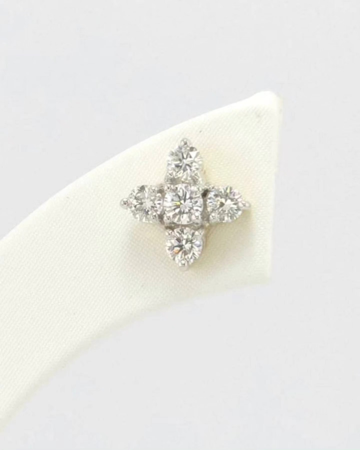 ต่างหูทองคำ 18K เพชรเกสร 13 ตัง 2 เม็ด 10 ตัง 8 เม็ด รวม 1.06 กะรัต น้ำ 97-100 ความสะอาด vvs หน้ากว้าง 10.8×10.8 มิล น้ำหนัก 3.35 กรัม ราคา 24,500.-(Net)