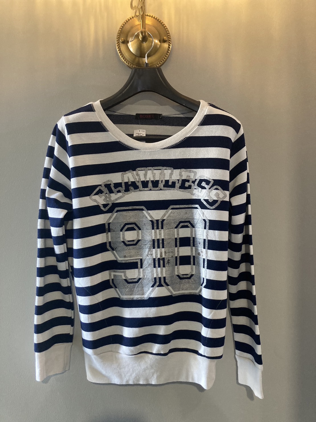 G 220428 เสื้อสเวตเตอร์แขนยาว BOSK ราคาเช่า 30 บาท ต่อ 1 วัน