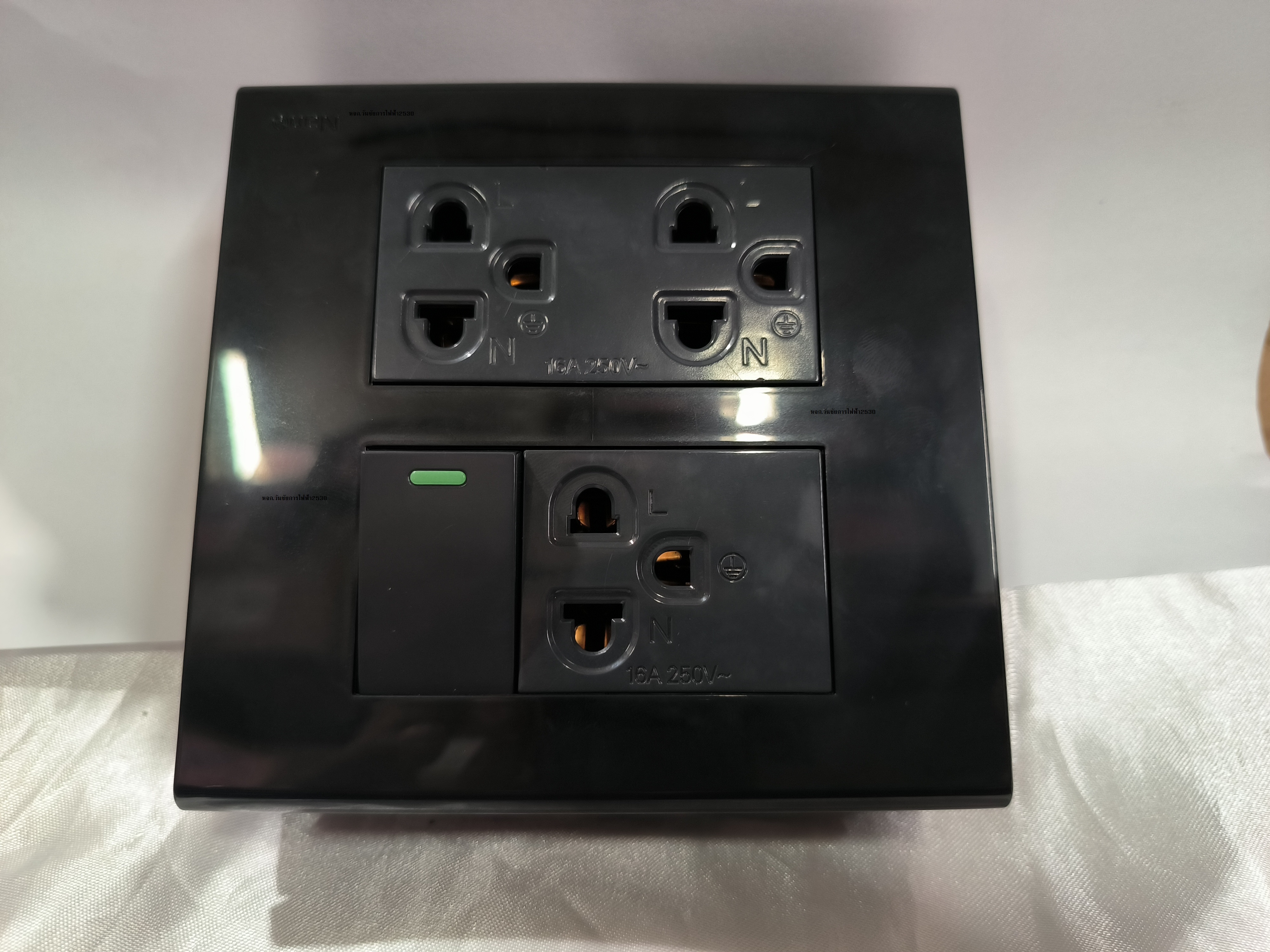 Nano ชุดปลั้กไฟสี3 กราว์ลงดิน ครบชุด ชุดสวิตซ์ ปลั๊ก 4X4 กราวคู่ 1กราวเดี่ยว1 สวิตซ์1 สีดำ BLACK