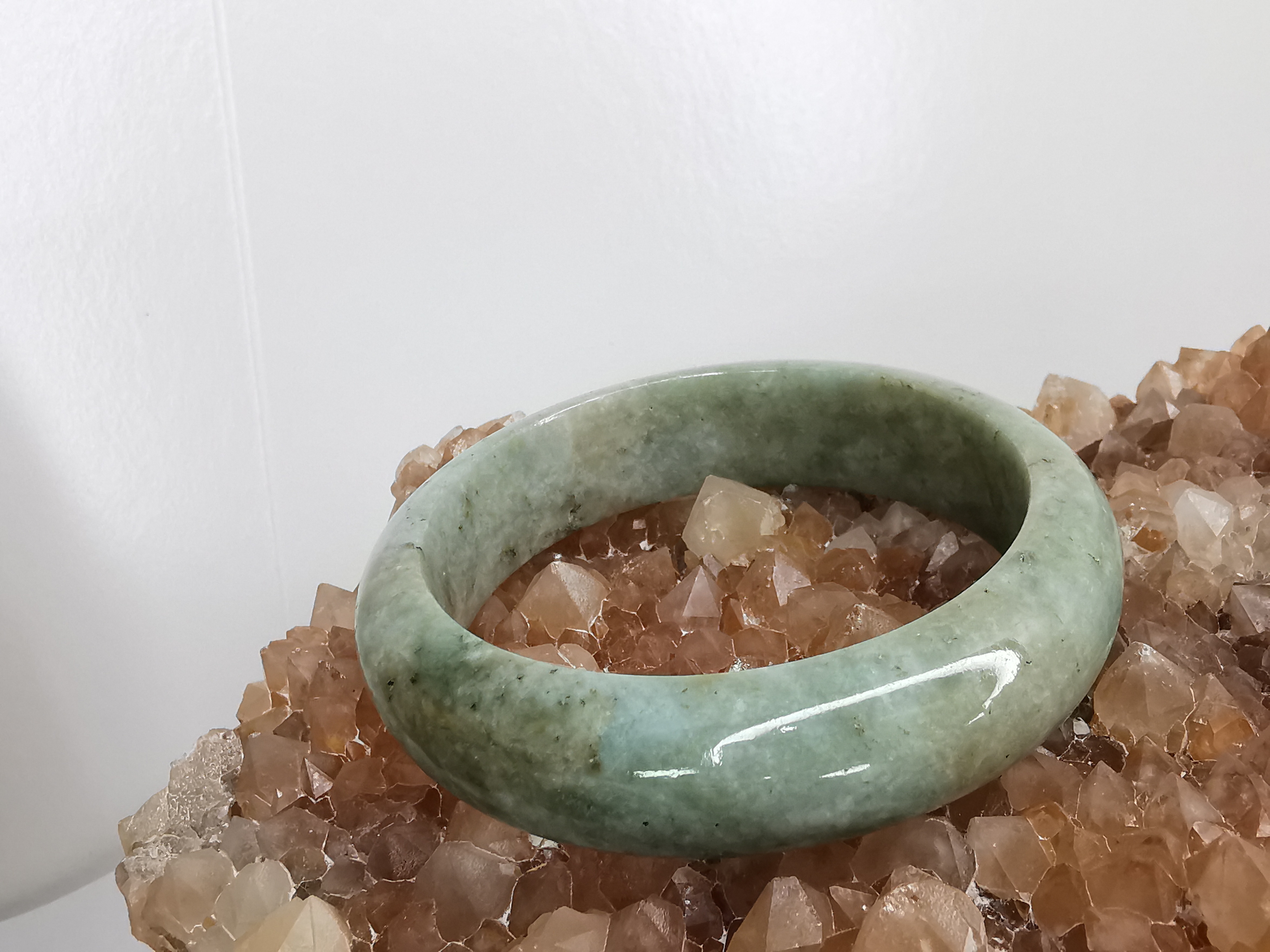 Green Yellow Bangle กำไลหยกเจไดต์แท้ Diameter/ เส้นผ่านศูนย์กลางด้านใน 53 mm.