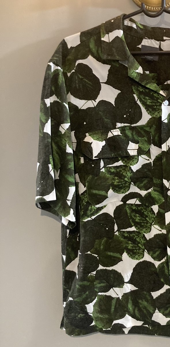 G 230022 เสื้อเชิ้ตฮาวายลายใบไม้สีเขียว ราคาเช่า 50 บาท ต่อ 1 วัน