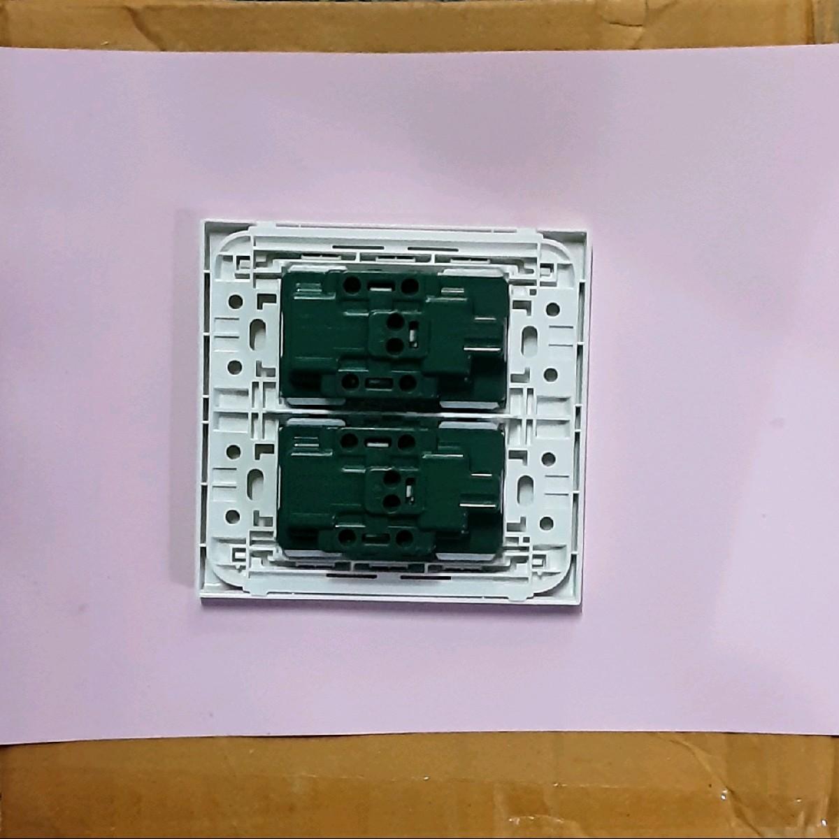 พานาโซนิค ชุดสวิตซ์ไฟสำเร็จ Panasonic เต้ารับเดียว 2 ช่อง สวิตซ์ 4 ช่อง พร้อมหน้ากาก 6 ช่อง บล็อกลอย4x4 สีขาว