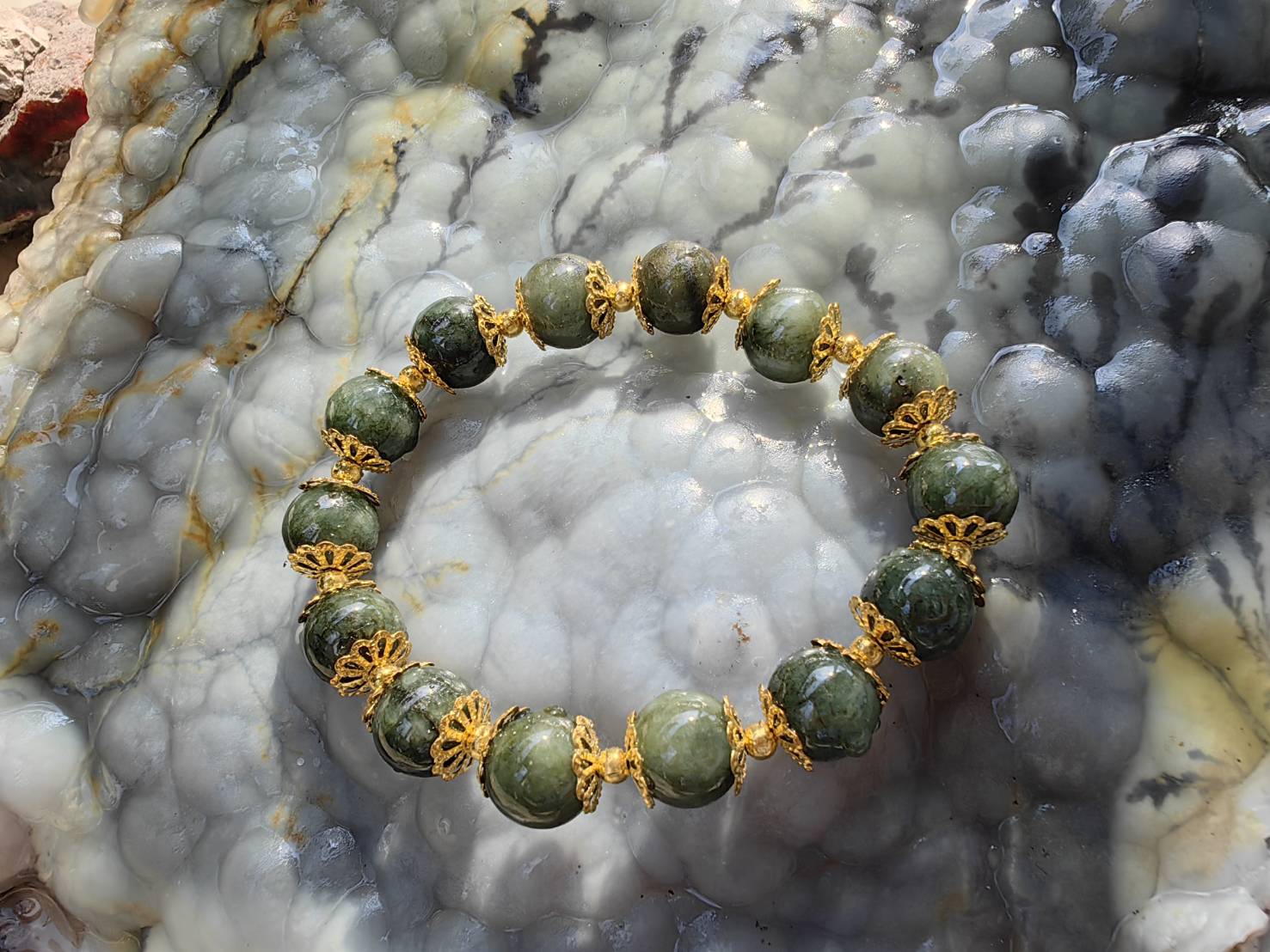 Burmese Jadeite Bracelets (Green) Round 10 mm. Flower Gold Plated กำไลข้อมือหยกพม่า เขียว กลม 10 mm. คั่นดอกไม้ทอง Free Size