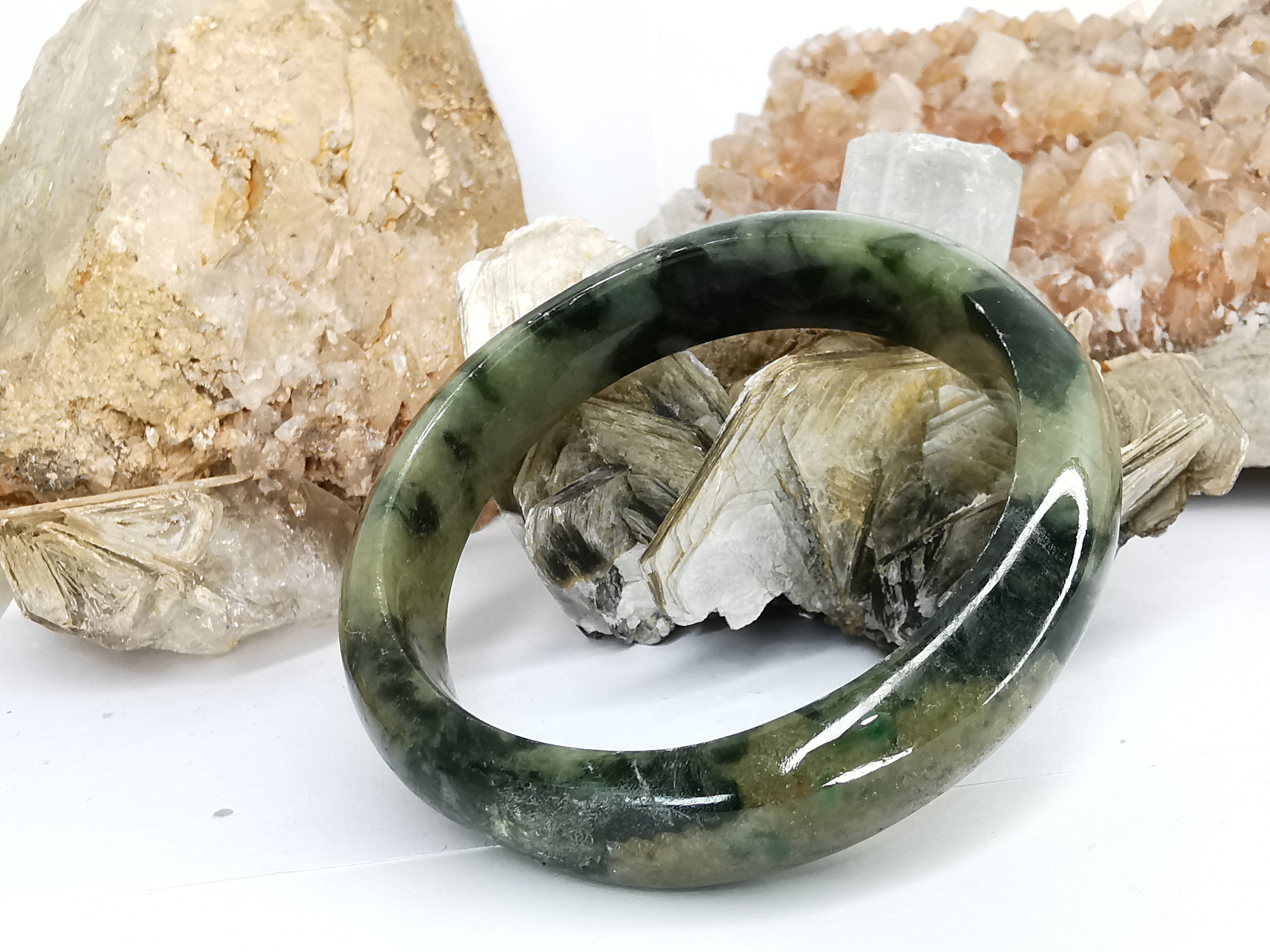 Green Jade Bangle กำไลหยกเจไดต์แท้ Diameter/ เส้นผ่านศูนย์กลางด้านใน 59 mm.