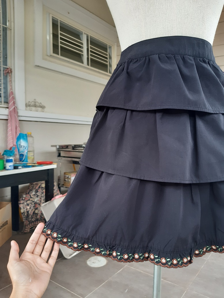 กระโปรงระบายชั้นๆ สีดำ ชายปักดอกไม้