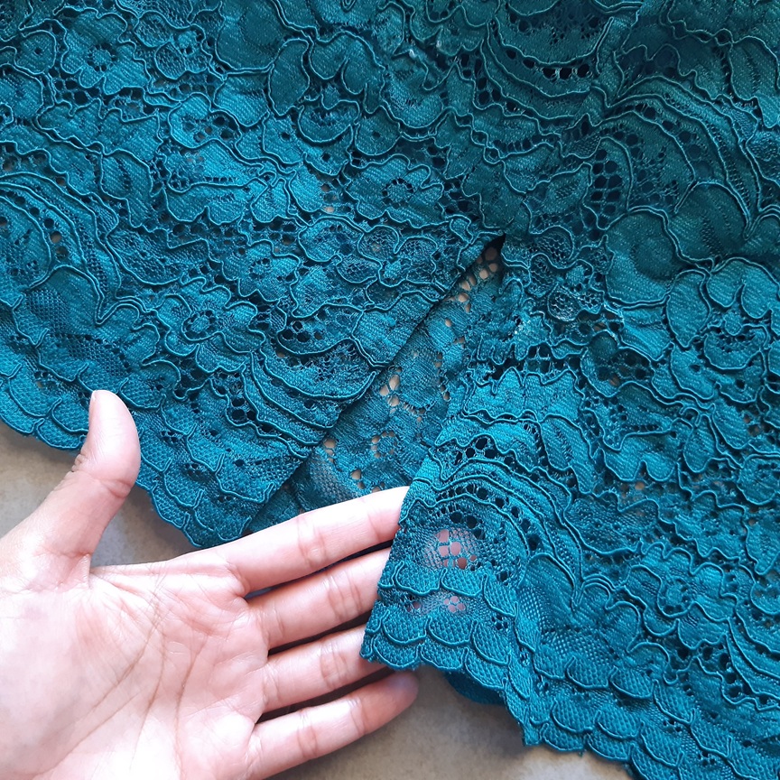 กระโปรงลูกไม้สีเขียวทรงเอ แบรนด์ GU