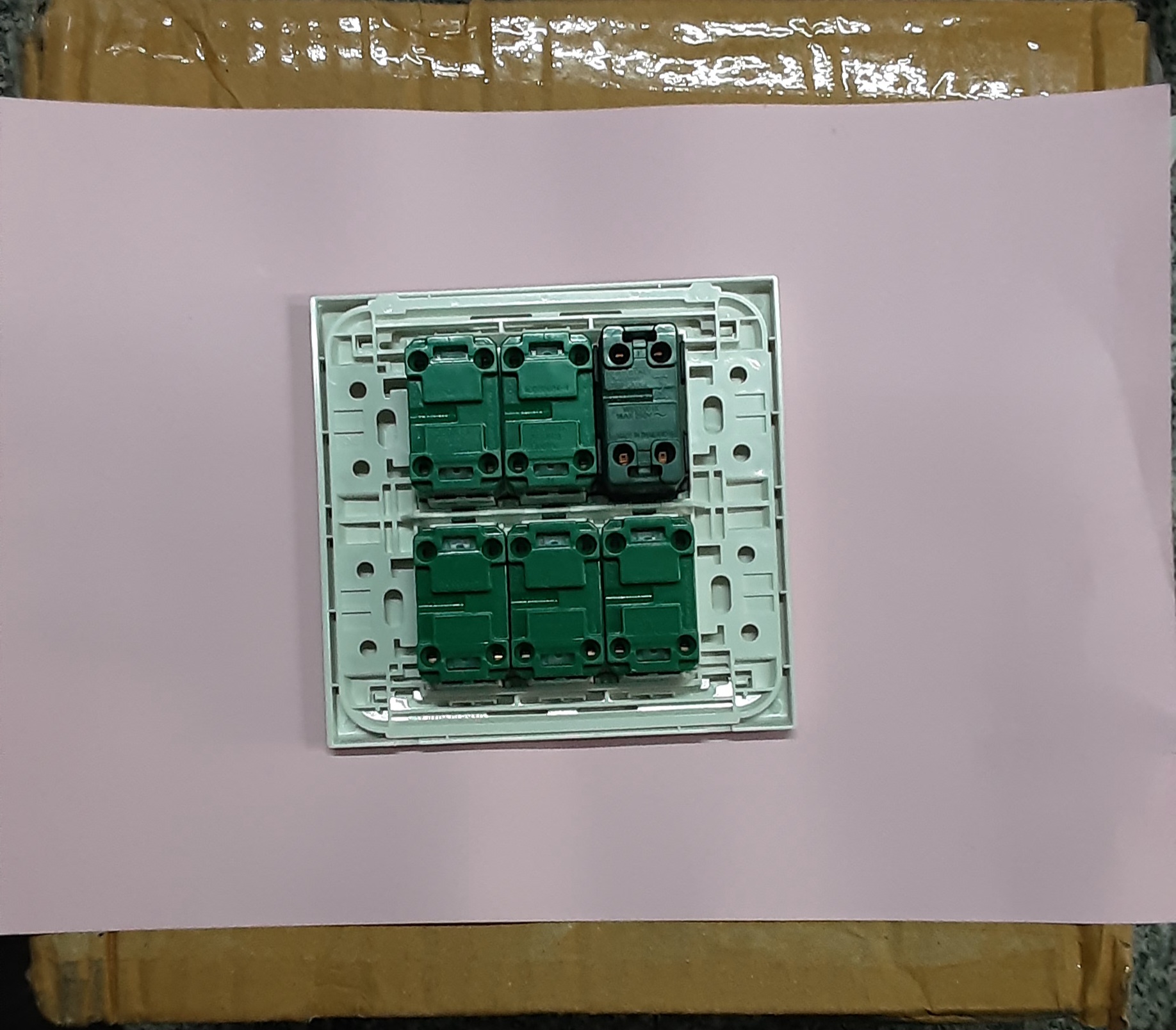 ชุดสวิตซ์ไฟสำเร็จ Panasonic เต้ารับเดียว 5 ช่อง สวิตซ์ 1 ช่อง พร้อมหน้ากาก 6 ช่อง บล็อกลอย4x4 สีขาว