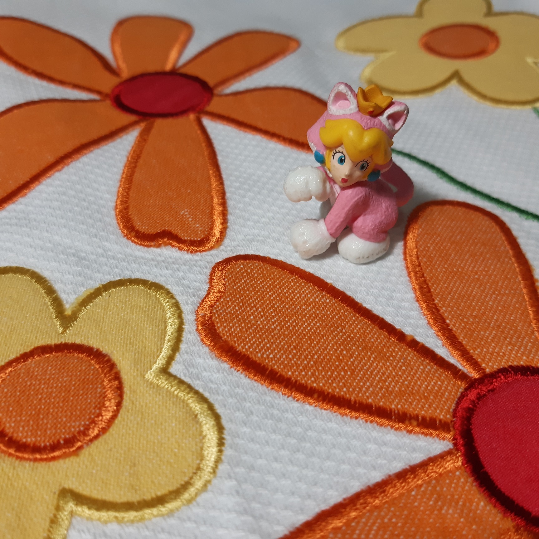 กระโปรงทรงเอสีขาว แต่งดอกไม้