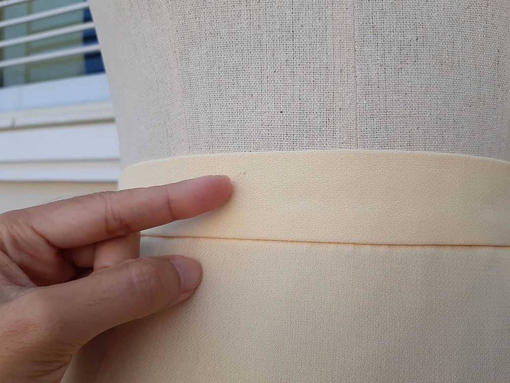 กระโปรงทรงเอสีเหลืองอ่อน