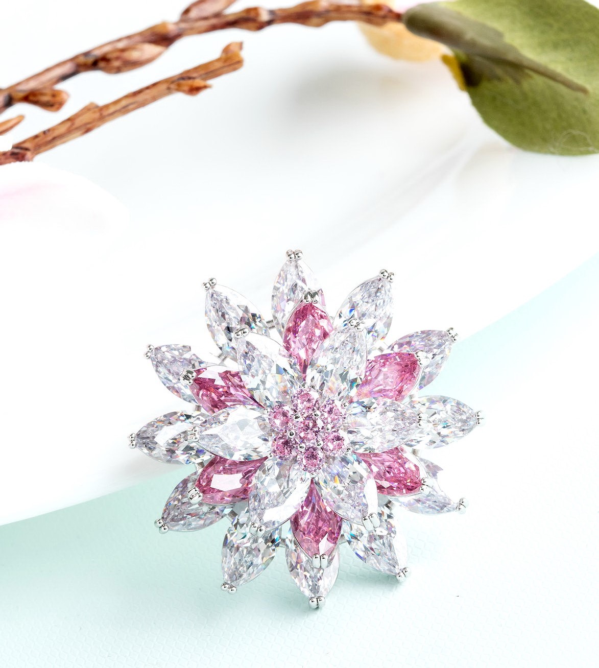 PINK SAPPHIRE DIAMOND BROOCH 18K WHITE GOLD เข็มกลัดเพชร แซฟไฟร์สีชมพู ทอง 18K Pre-order