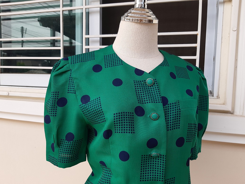 เสื้อวินเทจสีเขียวลายจุดสีกรมท่า