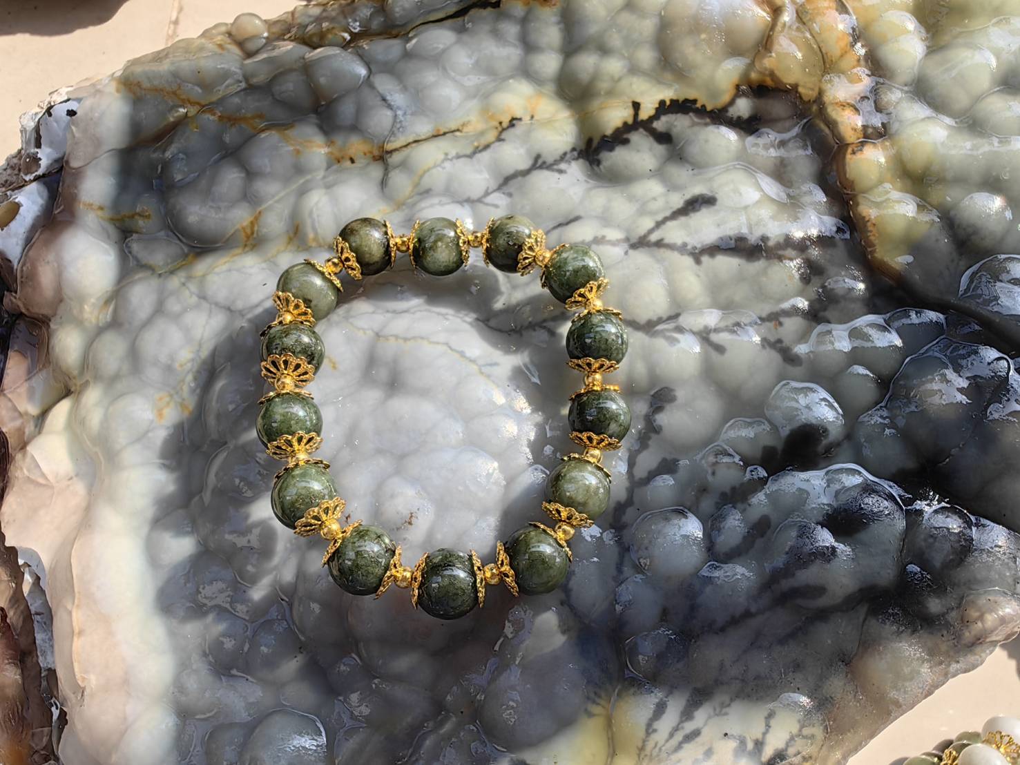 Burmese Jadeite Bracelets (Green) Round 10 mm. Flower Gold Plated กำไลข้อมือหยกพม่า เขียว กลม 10 mm. คั่นดอกไม้ทอง Free Size