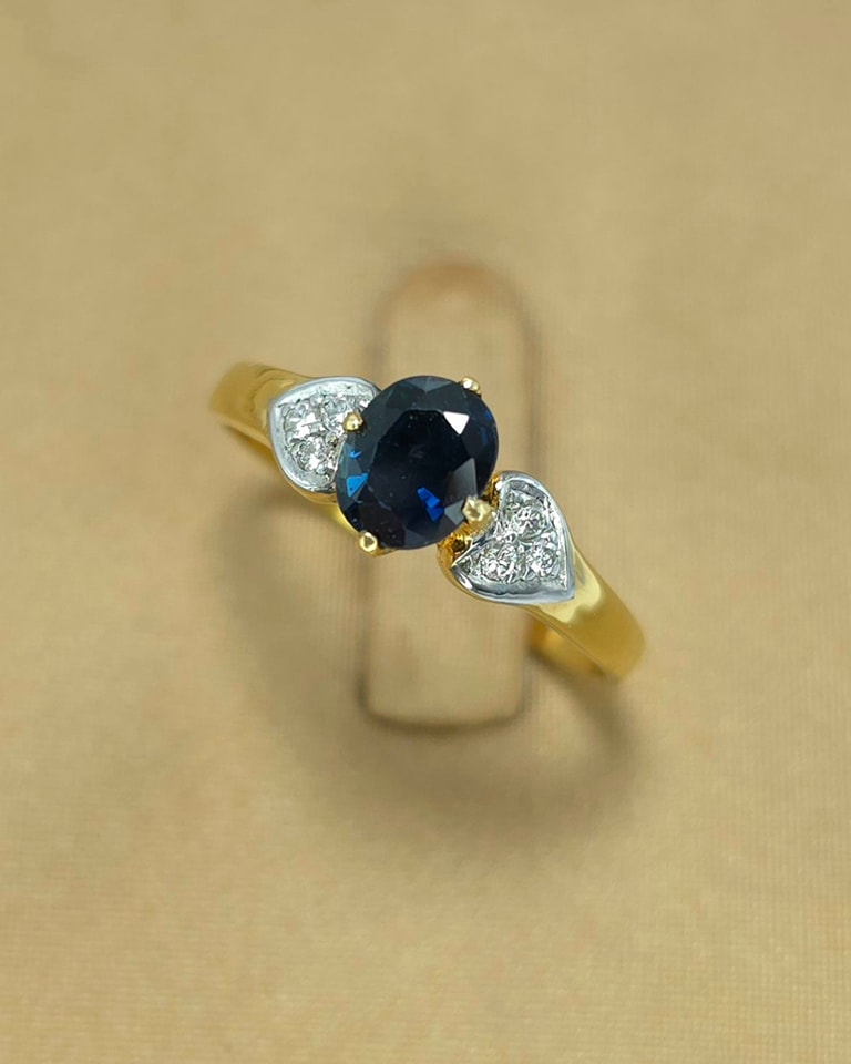 🚫ปิดการขาย(SoIdOut)🚫 แหวนทองคำ 90% งานเก่า ประดับพลอยไพลิน เพชรเกสร 1.5 ตัง 6 เม็ด รวม 9 ตัง น้ำ 95-96 ความสะอาด vvs-vs ไซส์ 54 น้ำหนัก 2.34 กรัม ราคา 5,800.-(Net)