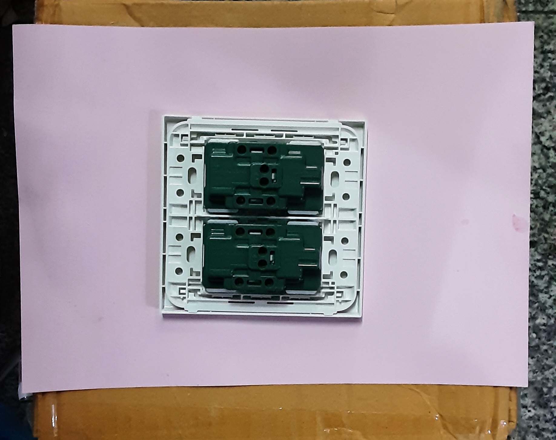 พานาโซนิคปลักไฟ ชุดไฟสำเร็จ Panasonic เต้ารับคู่ มีกราวด์ 2 ช่อง พร้อมหน้ากาก 6 ช่อง บล็อกลอย4x4 สีขาว