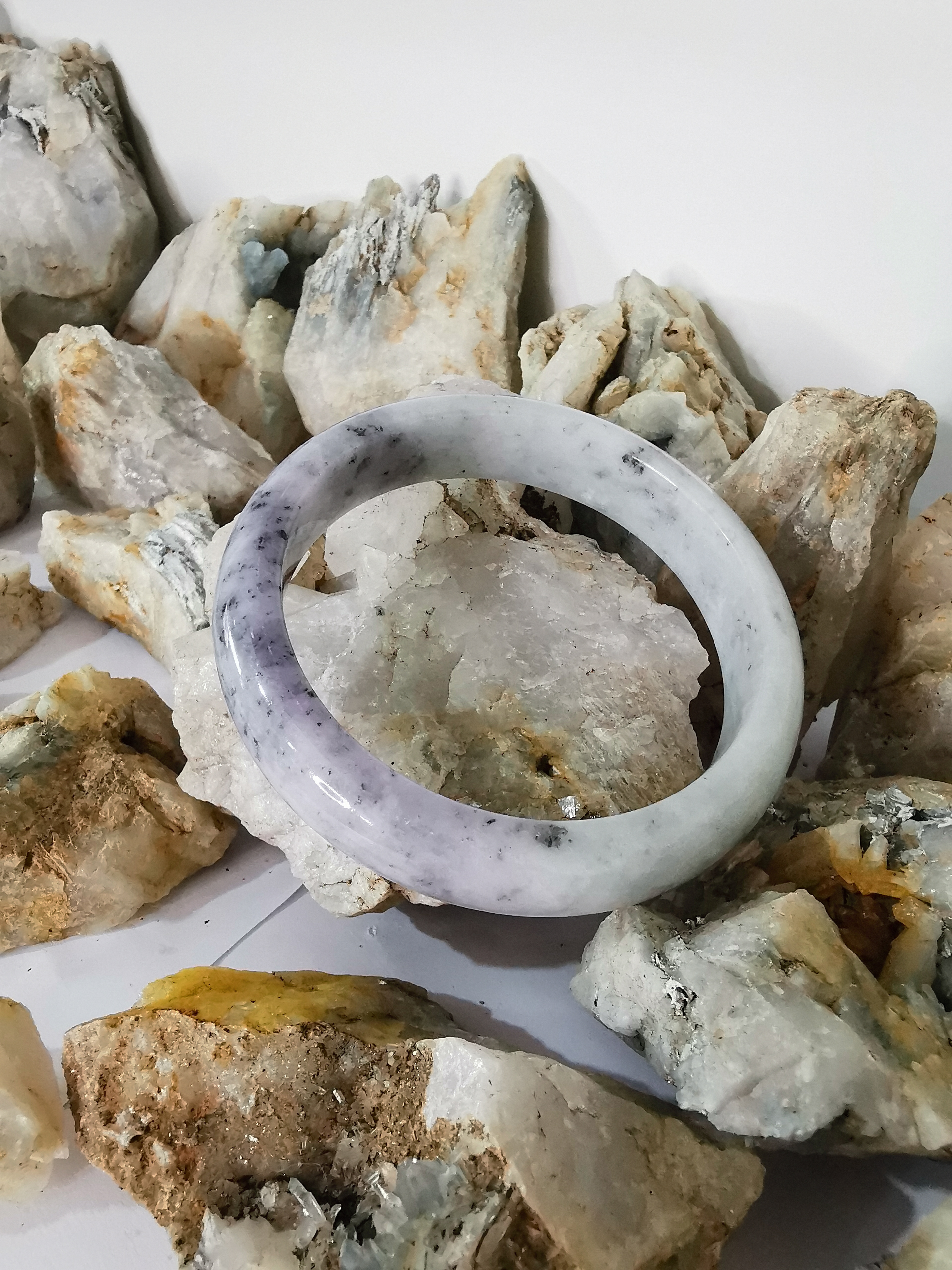 Grey Green Bangle กำไลหยกเจไดต์แท้ Diameter/ เส้นผ่านศูนย์กลางด้านใน 63 mm.