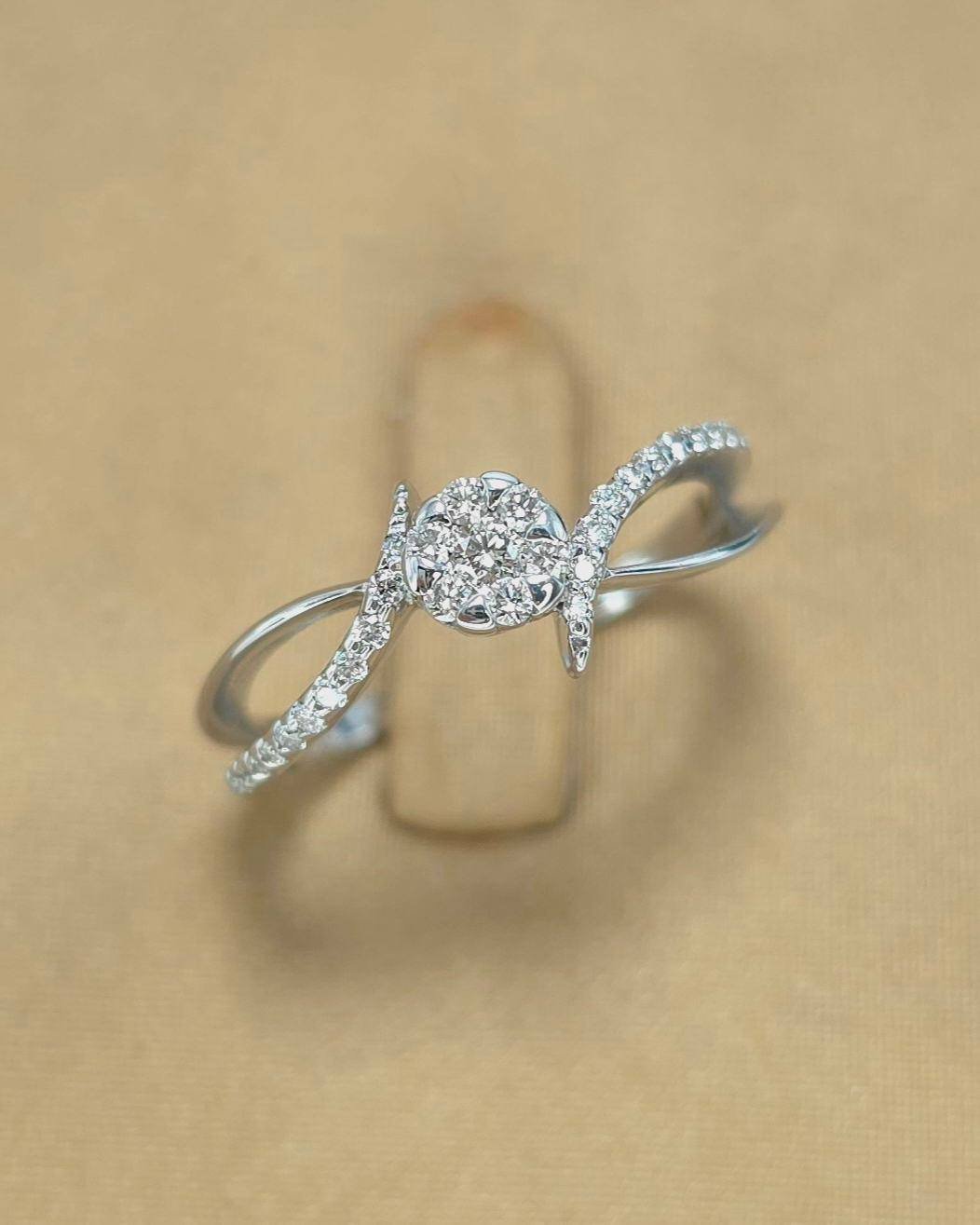 แหวนทองคำขาว 18k เพชรเกสร 4 ตัง 1 เม็ด 1.25 ตัง 6 เม็ด 0.75 ตัง 22 เม็ด รวม 28 ตัง น้ำ 96-97 ความสะอาด vvs ไซส์ 53 น้ำหนัก 2.51 กรัม ราคา 8,500.-(Net)