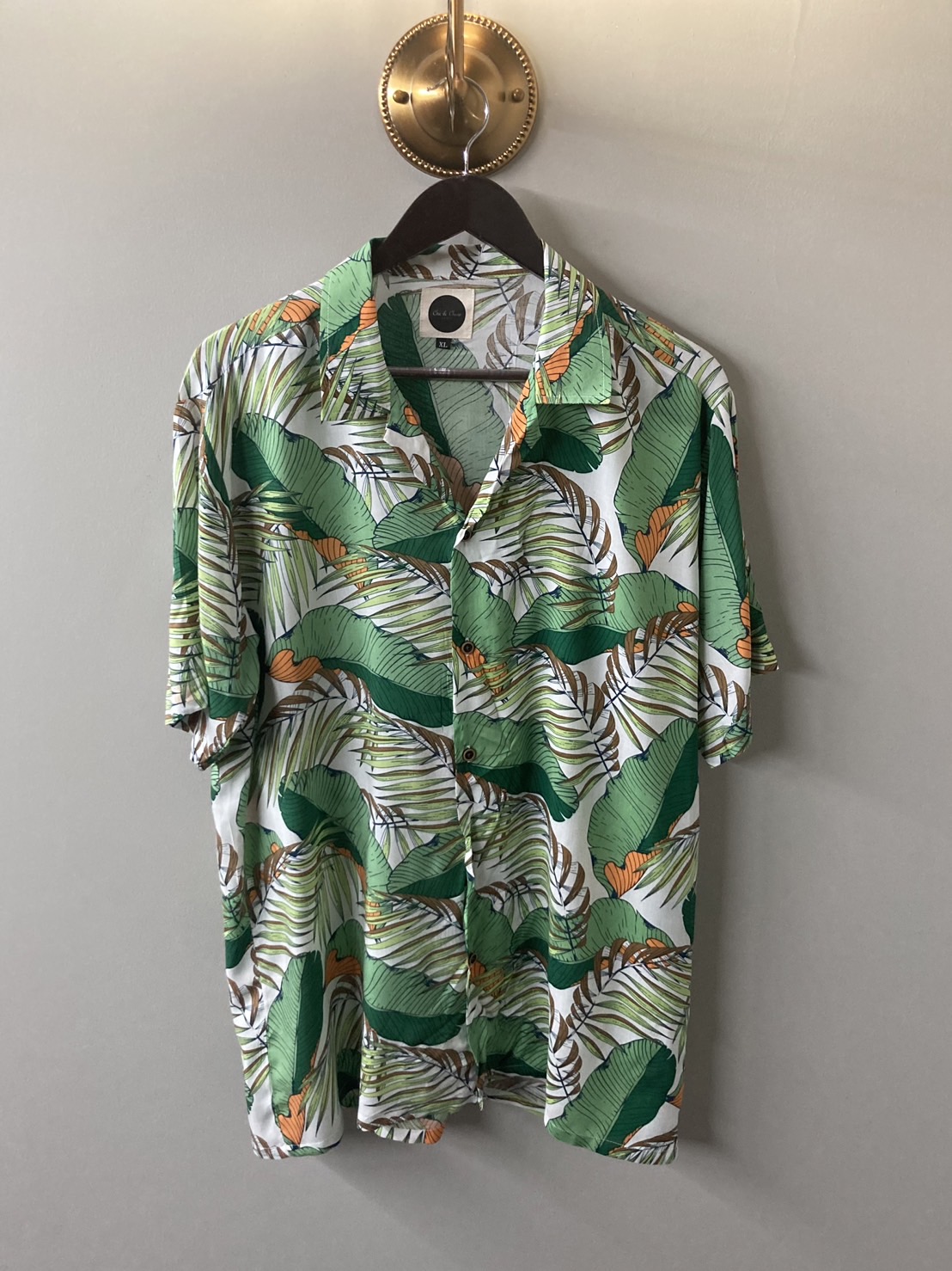 G 220207 เสื้อเชิ้ตฮาวายแขนสั้นสีเขียวลายใบไม้ cha&chrap ราคาเช่า 30 บาท ต่อ 1 วัน