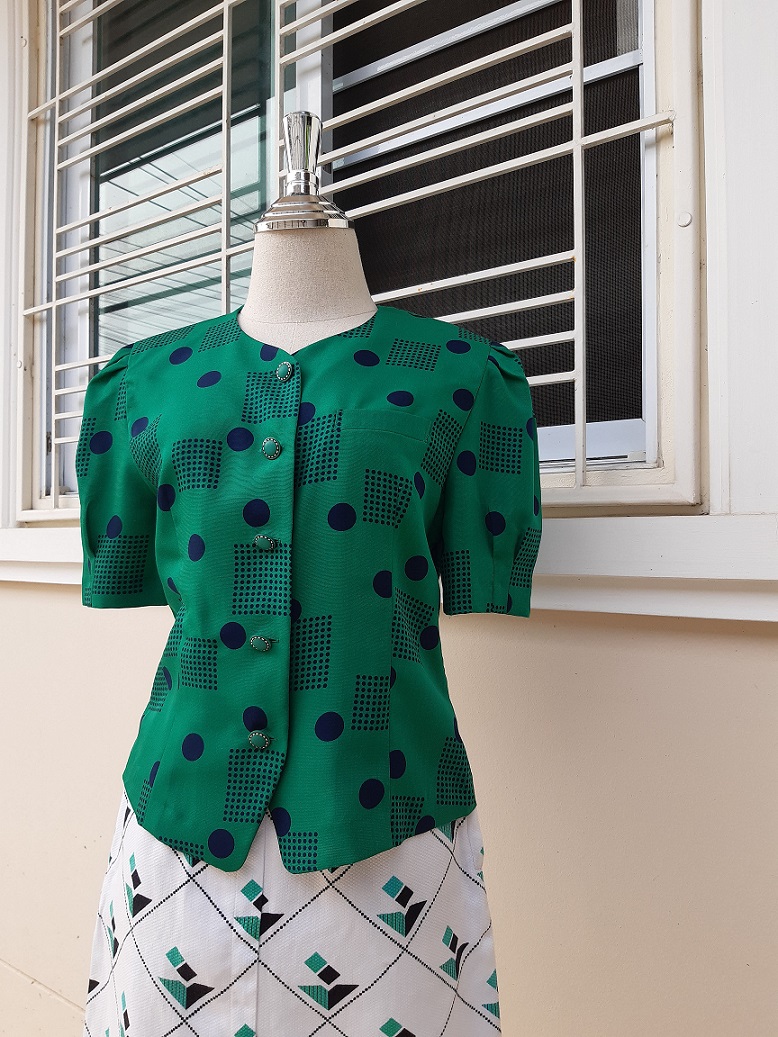 เสื้อวินเทจสีเขียวลายจุดสีกรมท่า