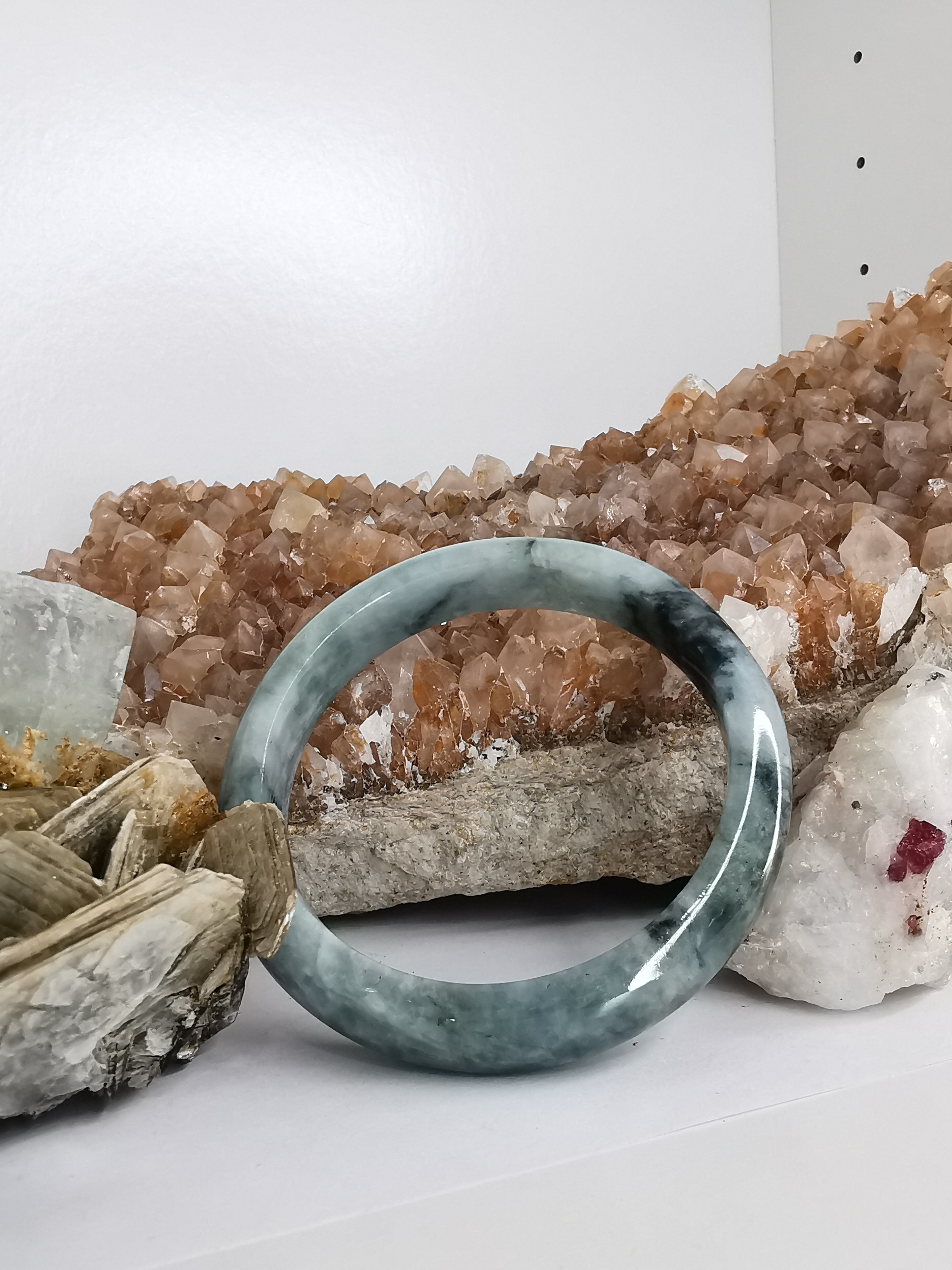 Green White Bangle กำไลหยกเจไดต์แท้ Diameter/ เส้นผ่านศูนย์กลางด้านใน 56 mm.