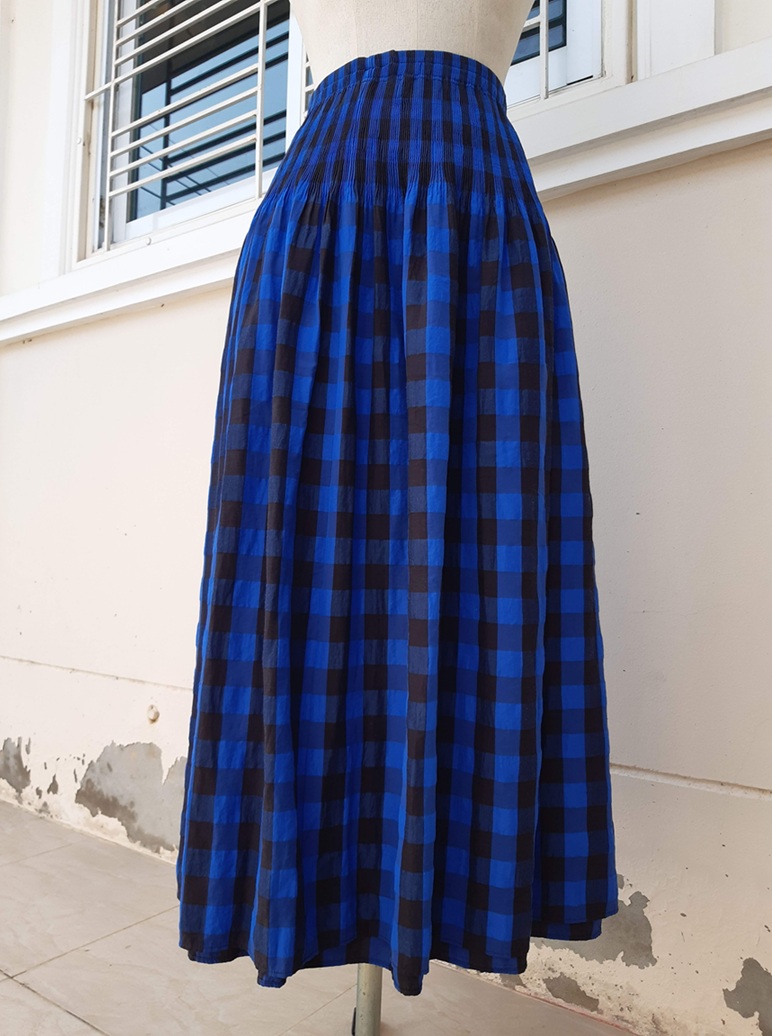 กระโปรงยาวสีน้ำเงินลายสก็อต ลายทาง ใส่ได้ 2 ด้าน