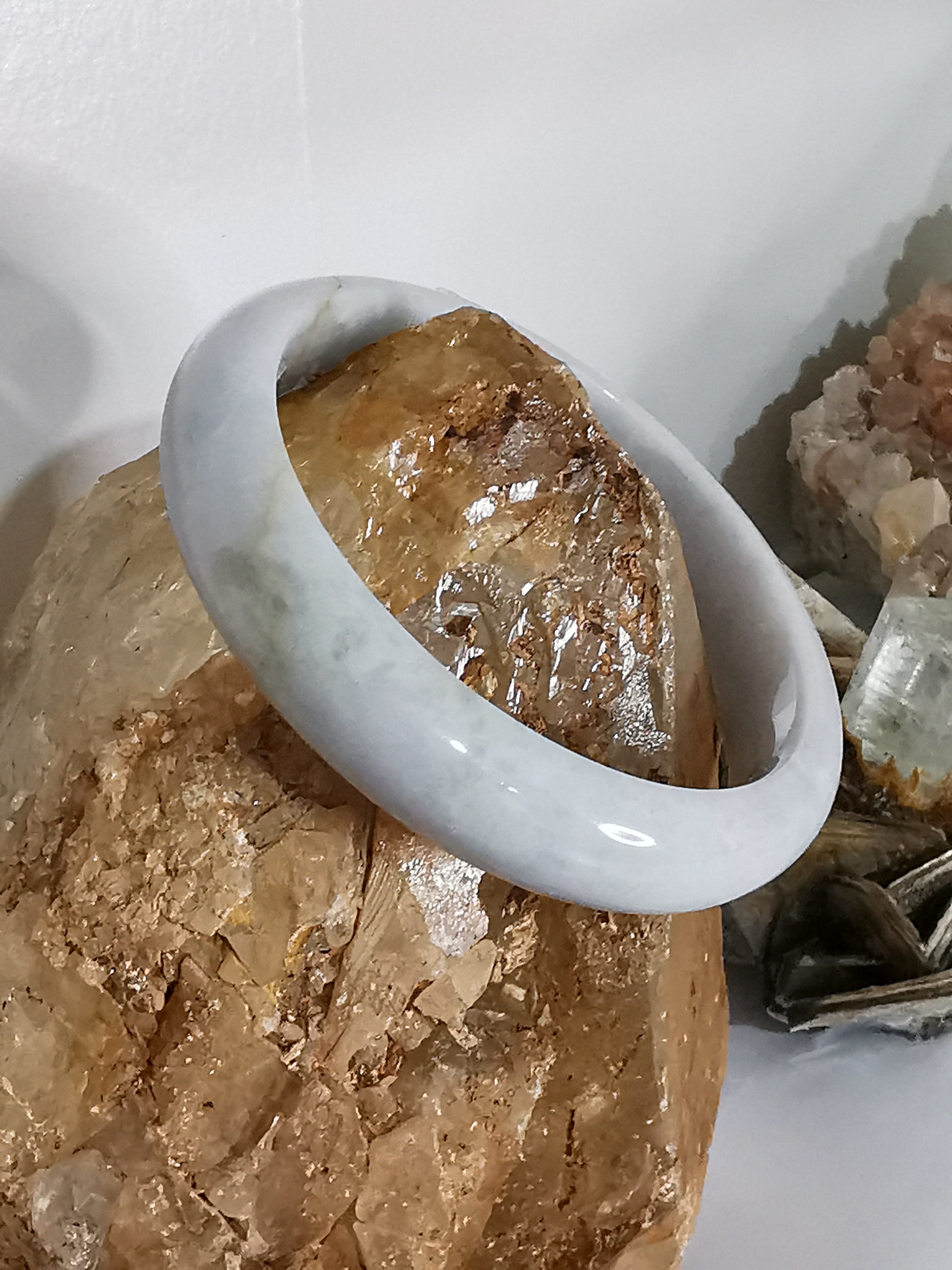 White Green Bangle กำไลหยกเจไดต์ Diameter/ เส้นผ่านศูนย์กลางด้านใน 63 mm.