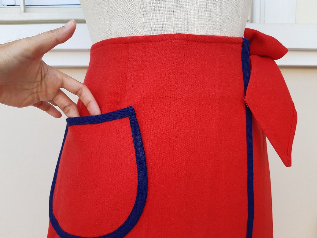 🔥 SALE 50% 🔥 กระโปรงวินเทจทรงป้ายข้างสีแดงลายดอกไม้ (Vintage skirt 70s Pattern)