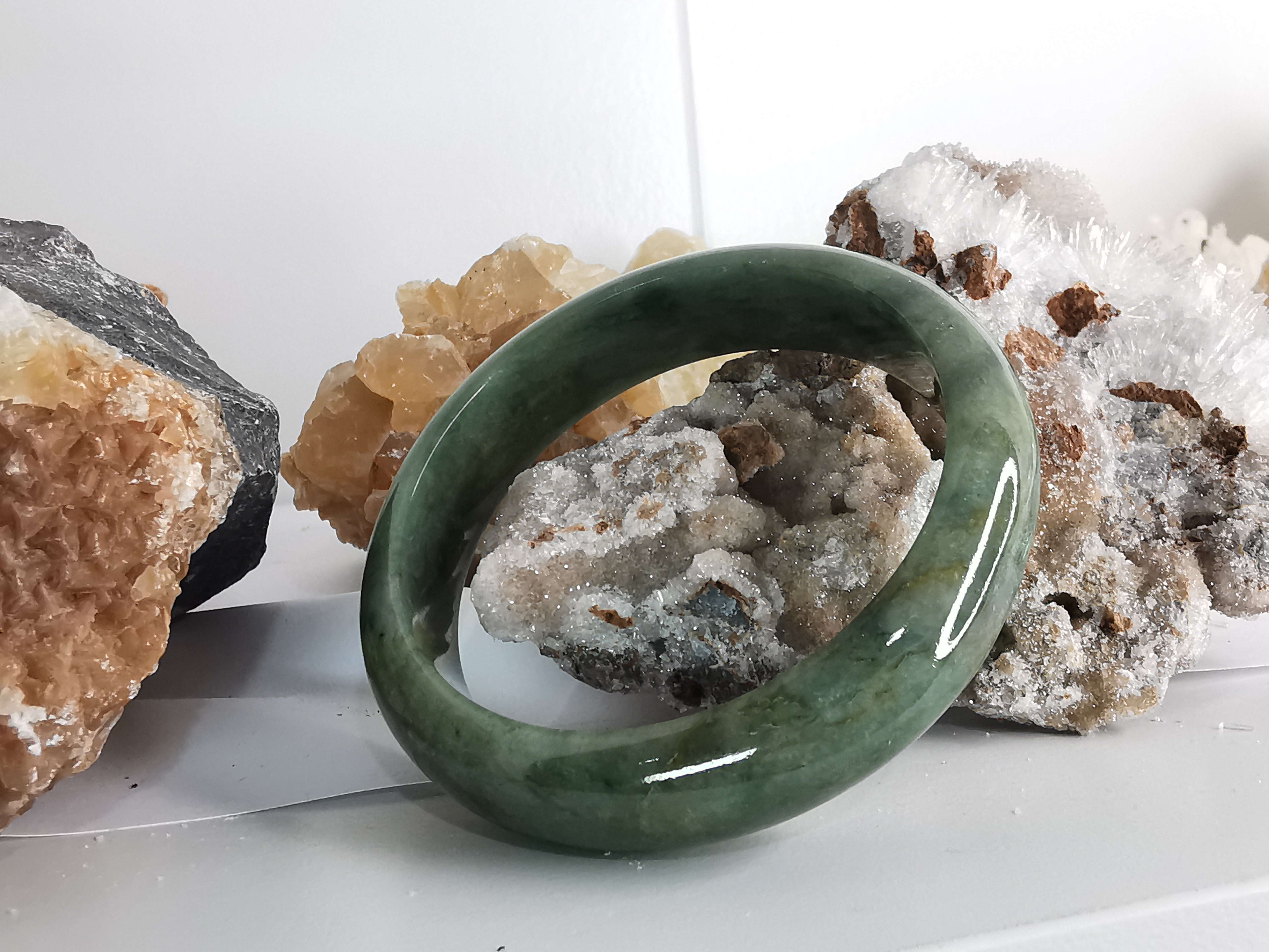 Green Bangle กำไลหยกเจไดต์แท้ Diameter/ เส้นผ่านศูนย์กลางด้านใน 58 mm.