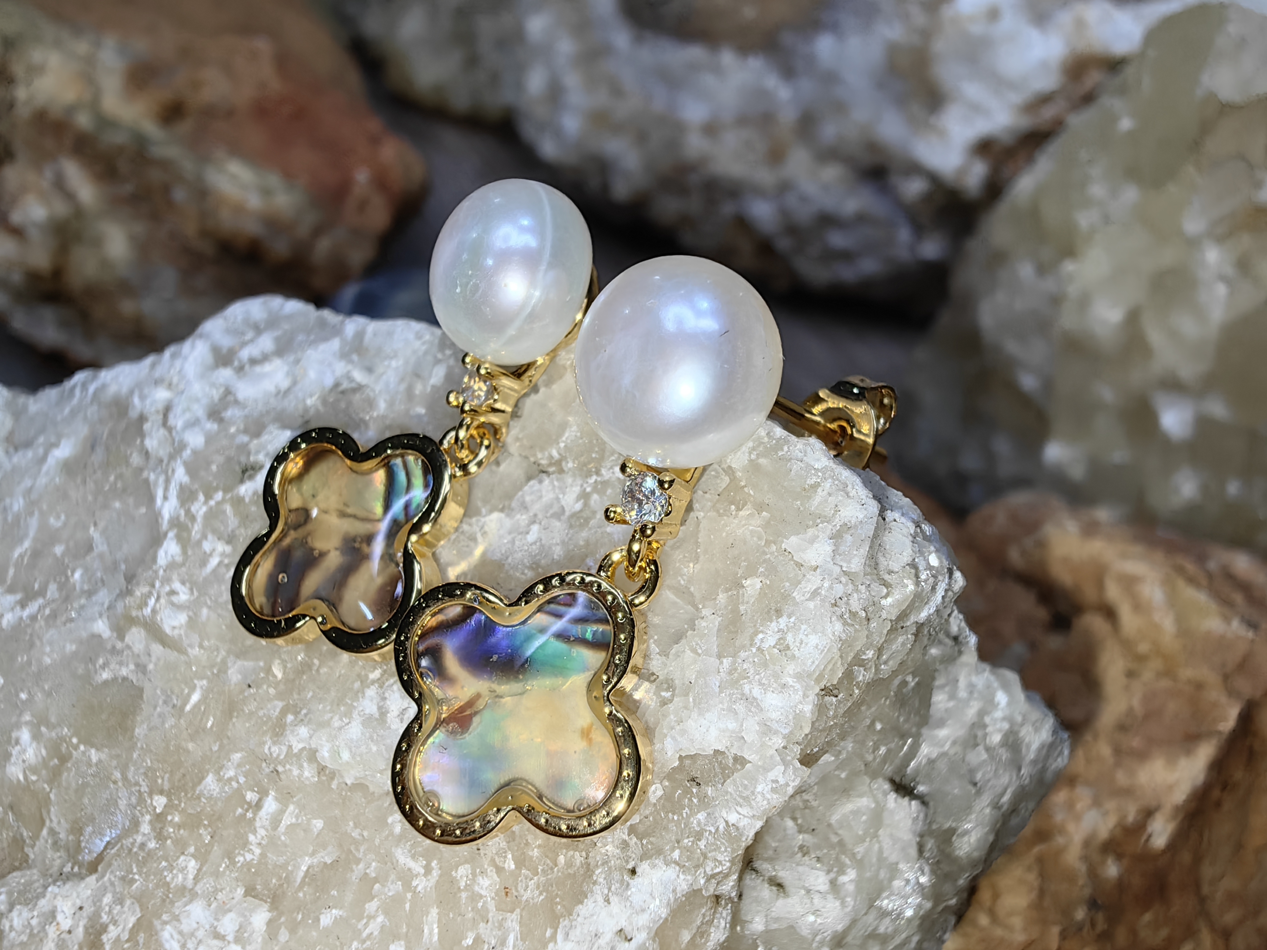 ต่างหูไข่มุกเลี้ยงธรรมชาติ เปลือกหอย เพชรสวิส Natural Cultured Pearl Mother of Pearl Swiss Diamond Earrings