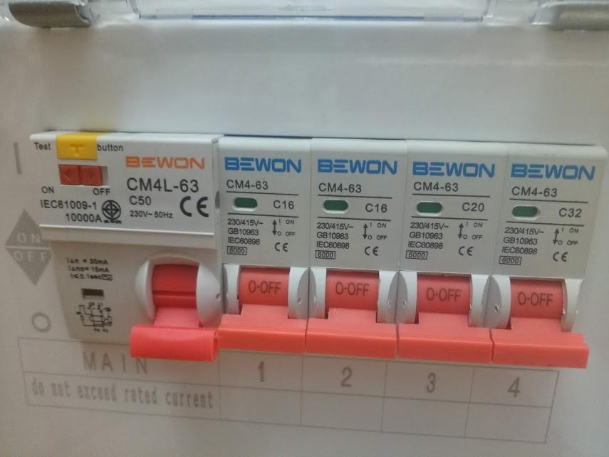 BEWON ตู้โหลดกันดูด ตู้คอนซูมเมอร์ยูนิต มีRCBO 4ช่องพร้อมเมนเบรกเกอร์ 63A ฺBEWON ลูกเซอร์กิต 4ลูก 1ตู้