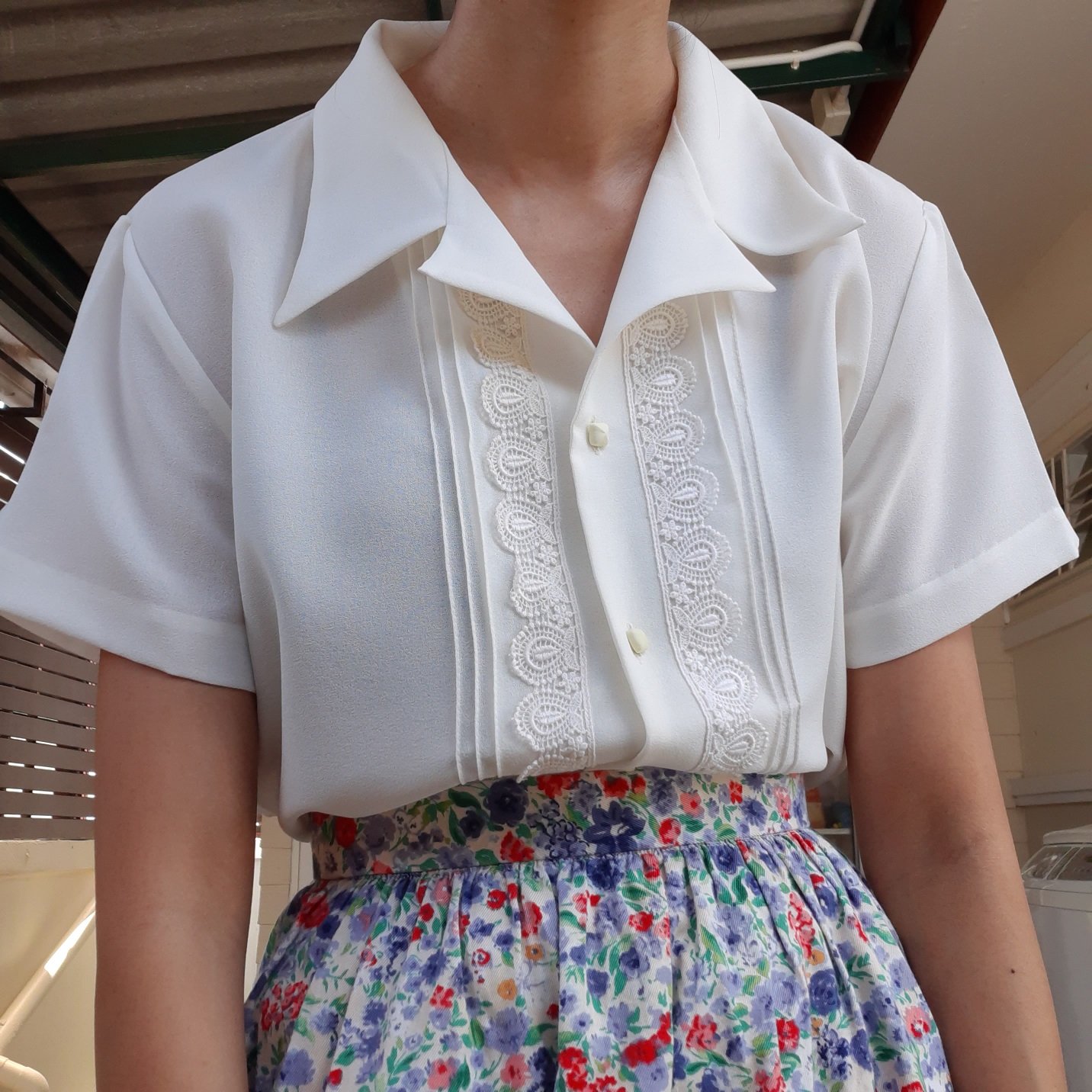 เสื้อเชิ้ตวินเทจสีขาว