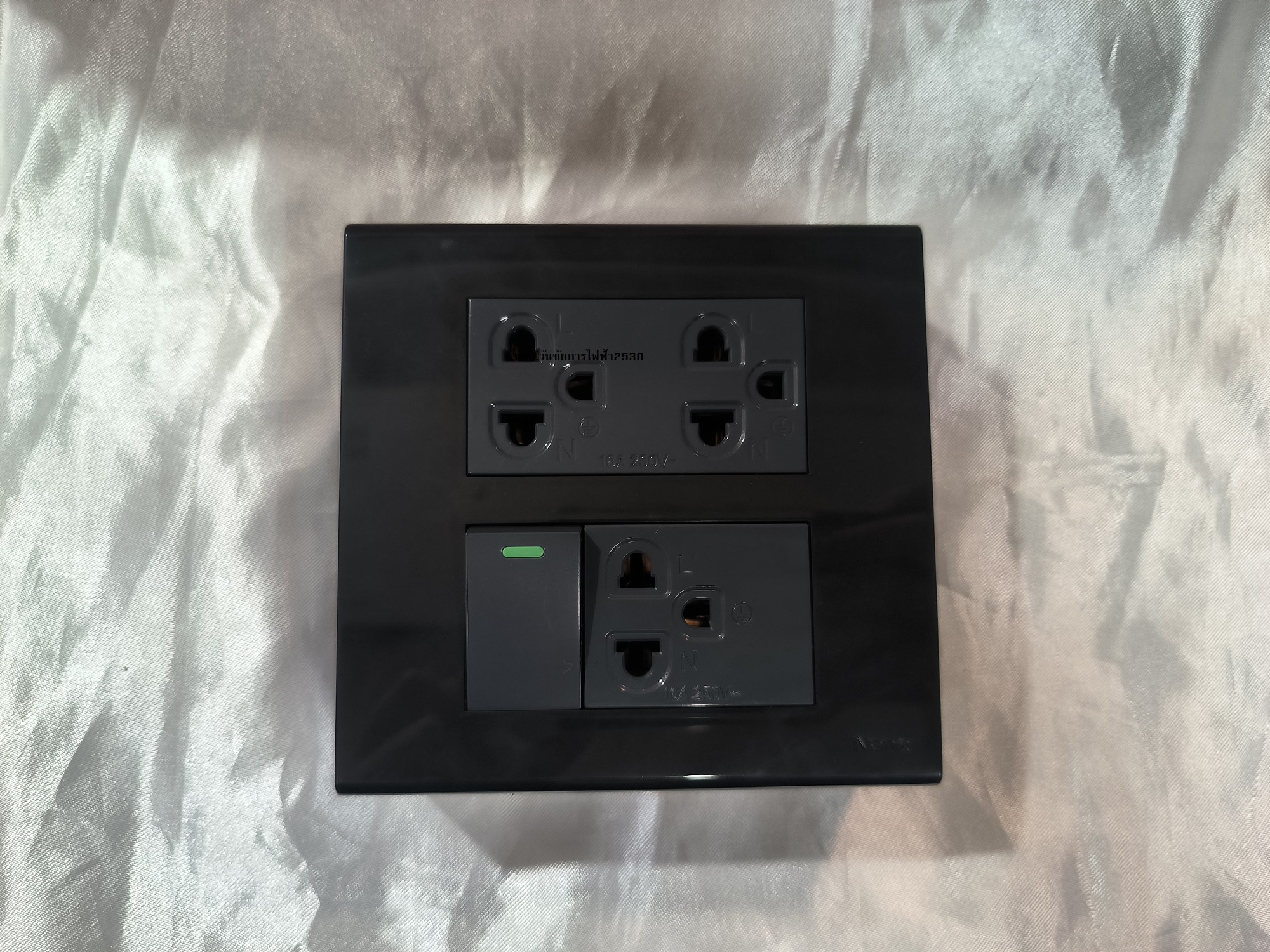 Nano ชุดปลั้กไฟสี3 กราว์ลงดิน ครบชุด ชุดสวิตซ์ ปลั๊ก 4X4 กราวคู่ 1กราวเดี่ยว1 สวิตซ์1 สีดำ BLACK