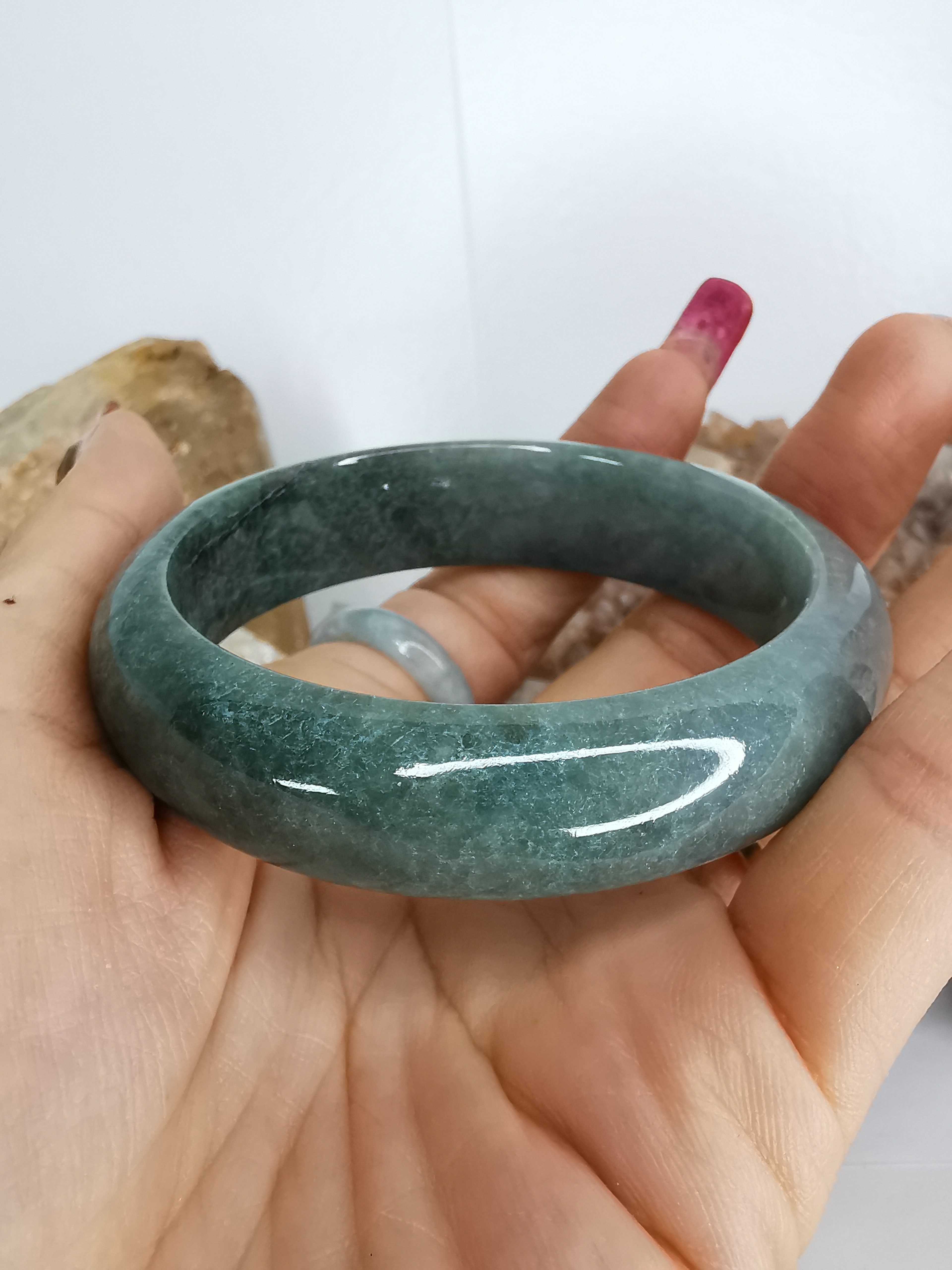 Green Bangle กำไลหยกเจไดต์แท้ Diameter/ เส้นผ่านศูนย์กลางด้านใน 55 mm.