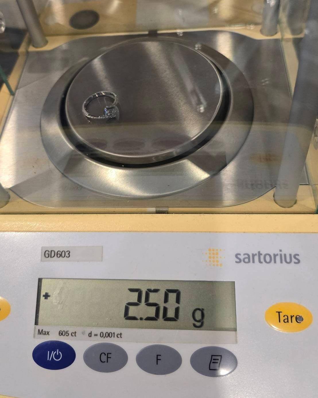 🚫ปิดการขาย(SoIdOut)🚫แหวนทองคำขาว 18K เพชร Baguette 13 ตัง 1 เม็ด 6 ตัง 2 เม็ด เพชร Princess 2 ตัง 2 เม็ด เพชรเกสร 1.75 ตัง 4 เม็ด 1.5 ตัง 2 เม็ด 1 ตัง 6 เม็ด 0.5 ตัง 16 เม็ด รวม 53 ตัง น้ำ 96-97 ความสะอาด vvs-vs ไซส์ 54 น้ำหนัก 2.5 กรัม รา