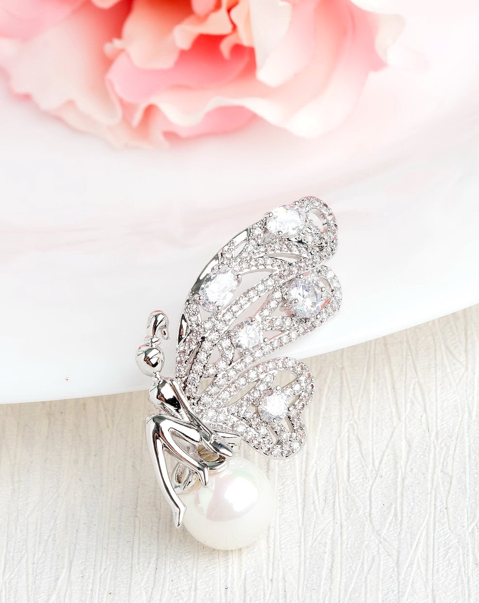 DIAMOND PEARL BROOCH 18K WHITE GOLD เข็มกลัดเพชร ไข่มุก ทอง 18K Pre-order