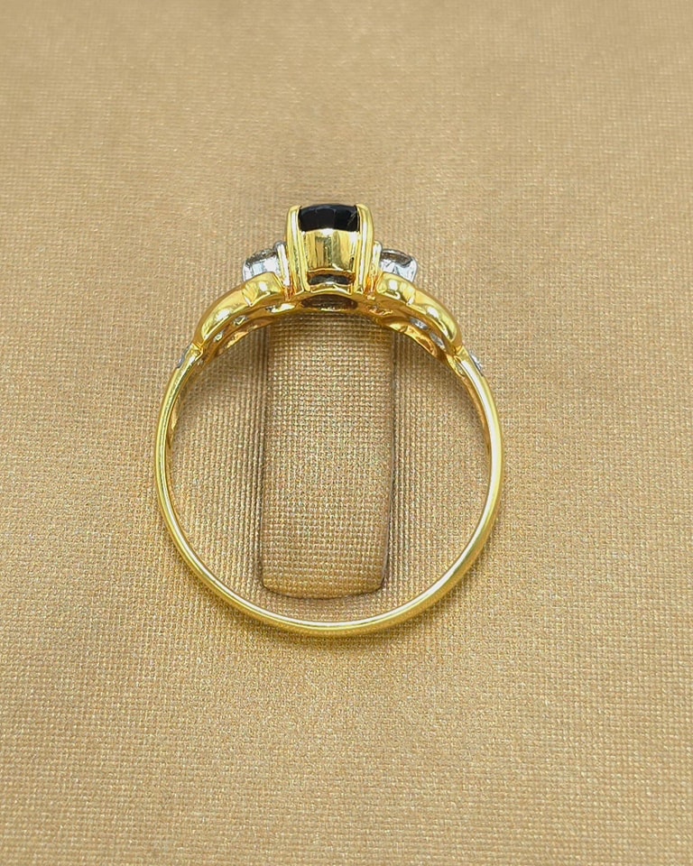 🚫ปิดการขาย(SoIdOut)🚫แหวนทองคำ 9K ชุบสีทอง 90 พลอยไพลิน เพชรเกสร 4 ตัง 2 เม็ด รวม 8 ตัง เพชรสีน้ำตาล ความสะอาด vs เพชรเกสร 1.5 ตัง 6 เม็ด รวม 9 ตัง น้ำ 95-96 ความสะอาด vs ไซส์ 51 น้ำหนัก 1.93 กรัม ราคา 4,200.-(Net)