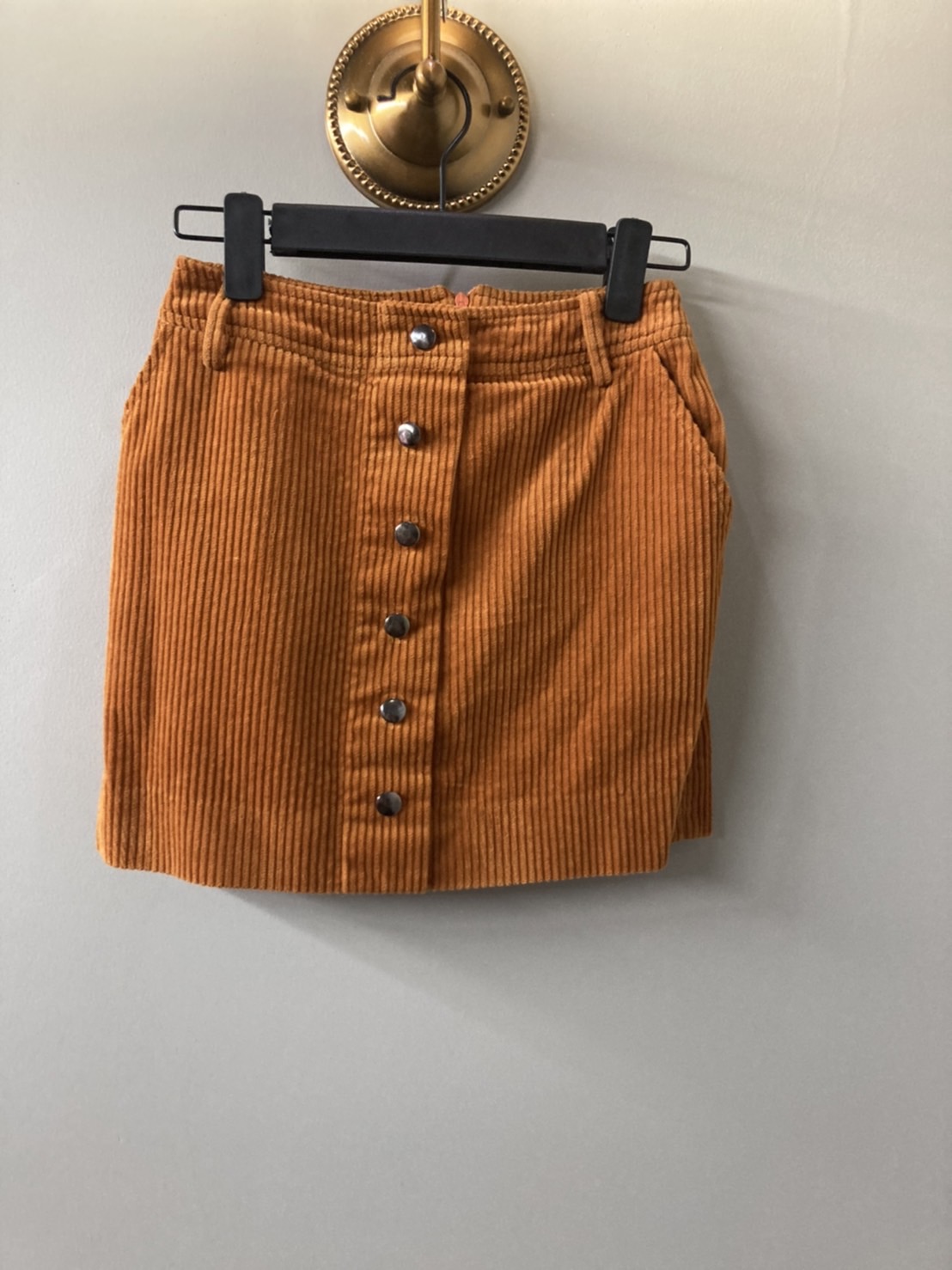 G 220221 กระโปรงสั้นลูกฟูกน้ำตาล ราคาเช่า 135 บาท ต่อ 1 วัน